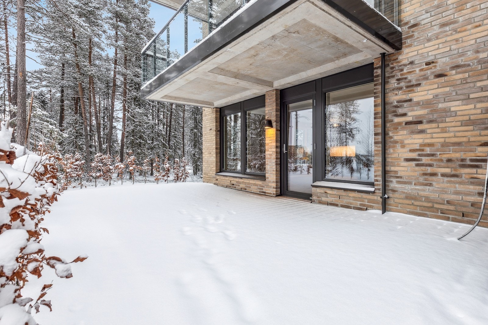 Fra stuen er det utgang til en romslig uteplass på 26 kvm. Galleribilde