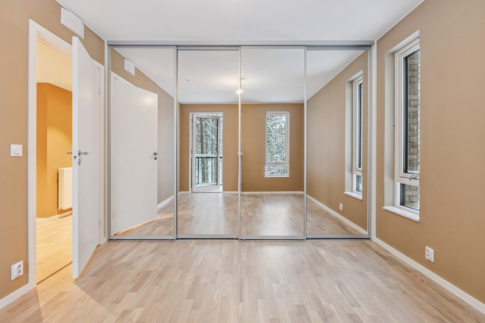 Hovedsoverommet har god plass til dobbeltseng, nattbord og stor skyvedørsgarderobe. Galleribilde