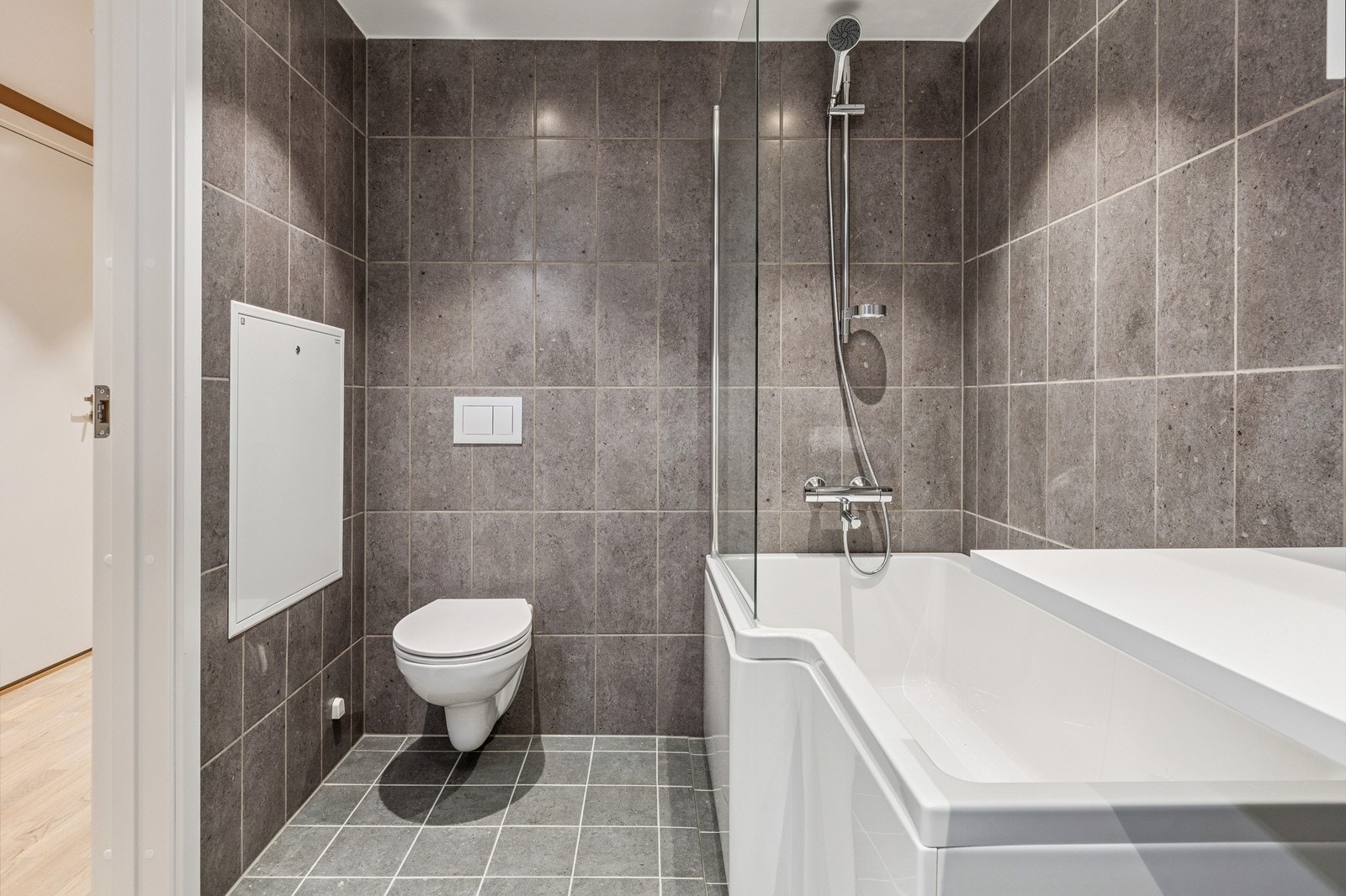 Bad med gulvvarme og badekar Galleribilde