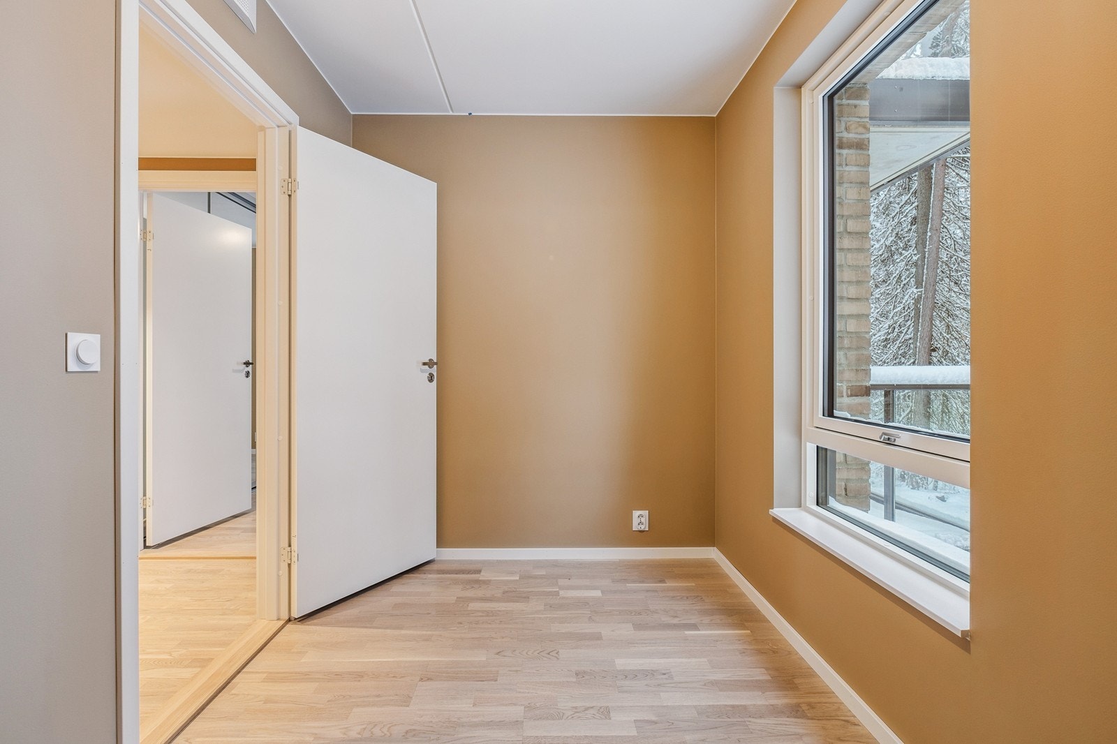 Leilighetens andre soverom er også romslig og passer ypperlig som barnerom, gjesterom eller kontor. Galleribilde