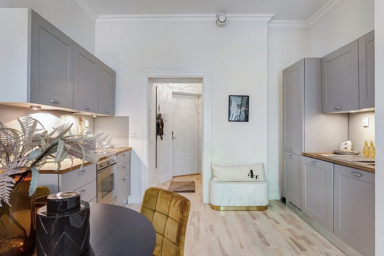 Hvitevarene er integrerte og består av koketopp, stekeovn, kjøl/frys og oppvaskmaskin. Galleribilde