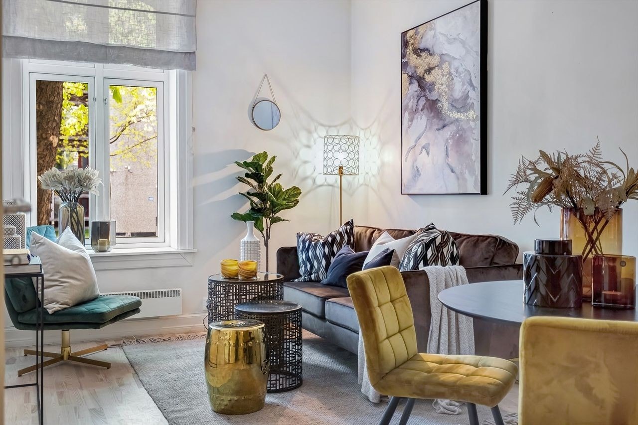 Luftig og innbydende stue med store vindusflater og generøs takhøyde (3,03 meter). Galleribilde