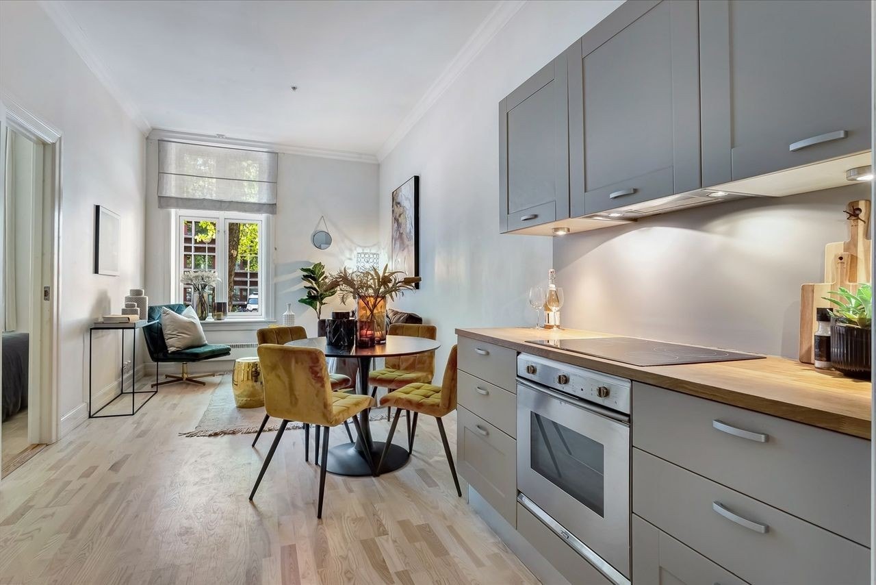 Leiligheten ligger i 1. etasje og inneholder entré, kjøkken, stue, bad og soverom. Bildene er fra forrige salgsoppgave, og leiligheten vil derfor være tom på visning. Galleribilde