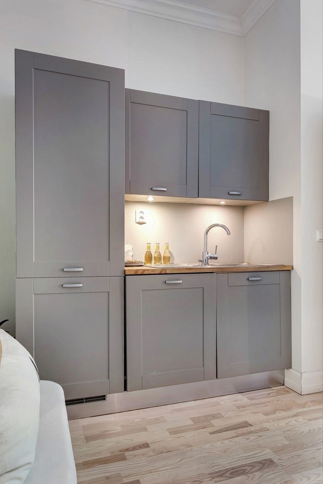 Plassen er svært godt utnyttet med rikelig lagringsplass i både skap og skuffer, samt god plass til matlaging. Galleribilde