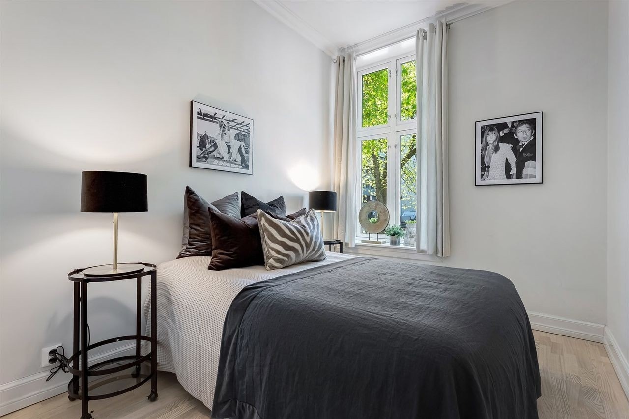 Leiligheten har et lunt soverom av god størrelse. Soverommet har et stort vindu som sikrer godt med lys og luft. Galleribilde