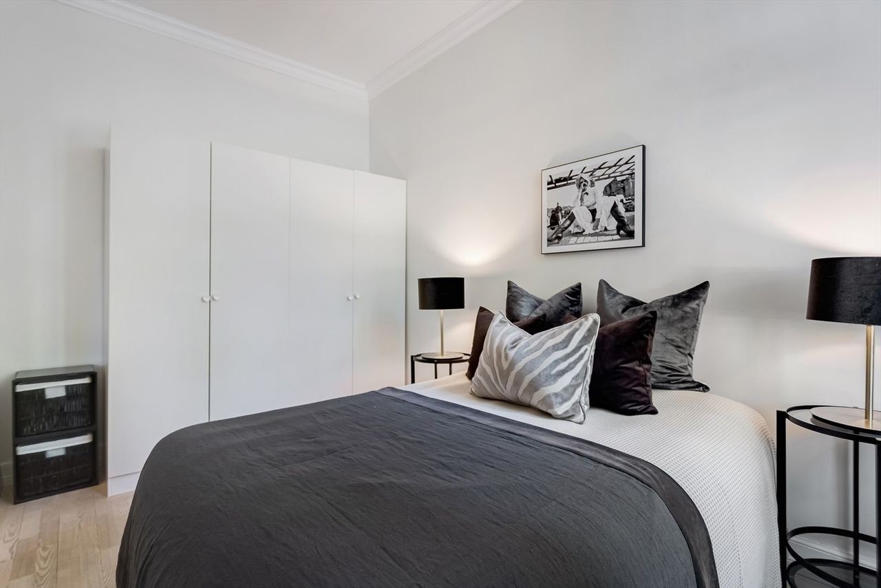 Det er god plass til dobbeltseng, nattbord og garderobeskap. Galleribilde