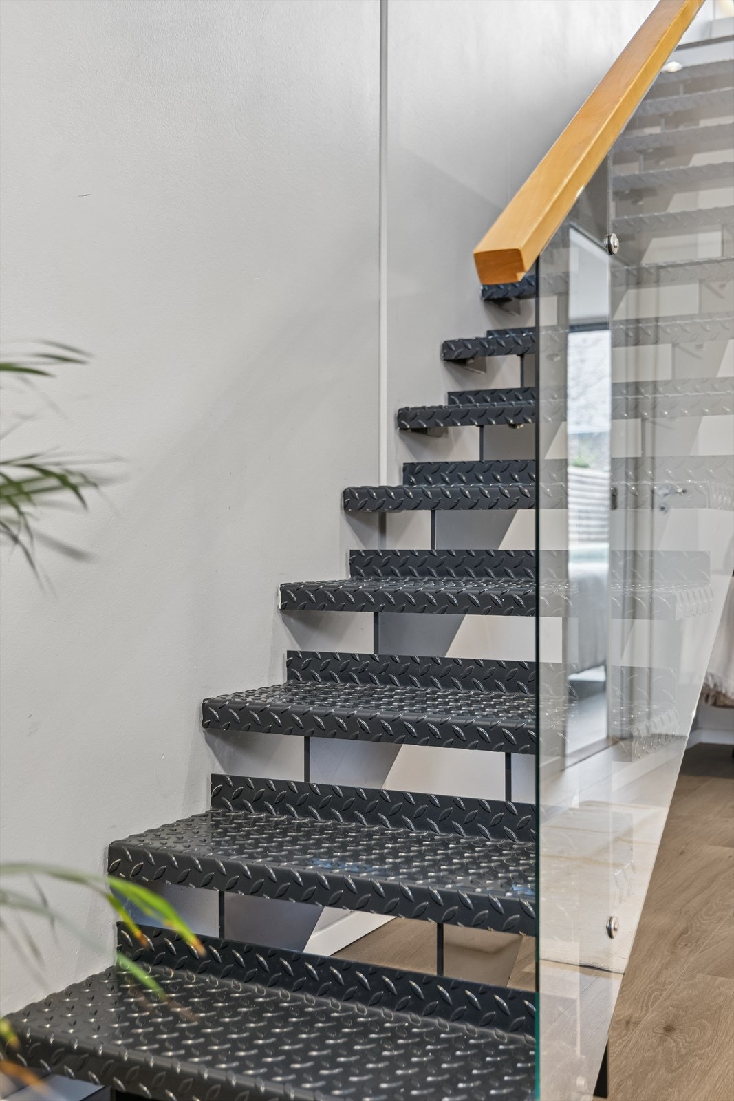 Trappen med rekkverk i glass er en flott og moderne detalj i boligen. Galleribilde