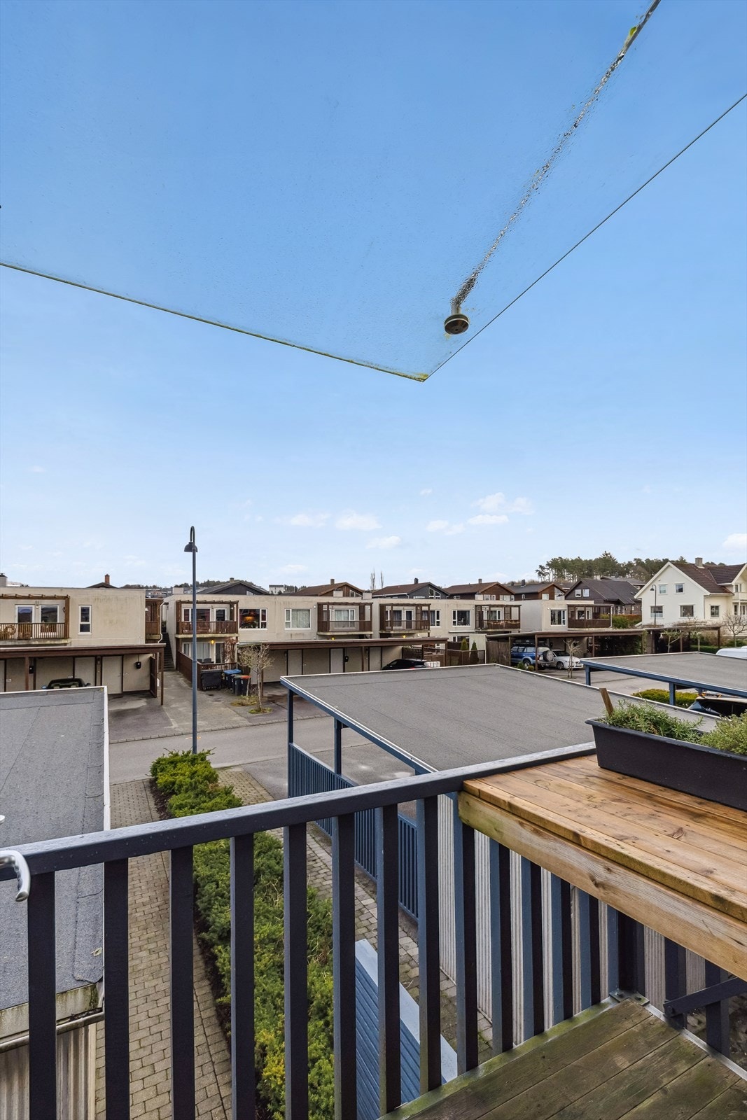 Fra kjøkkenet har man utgang til en trivelig balkong. Galleribilde