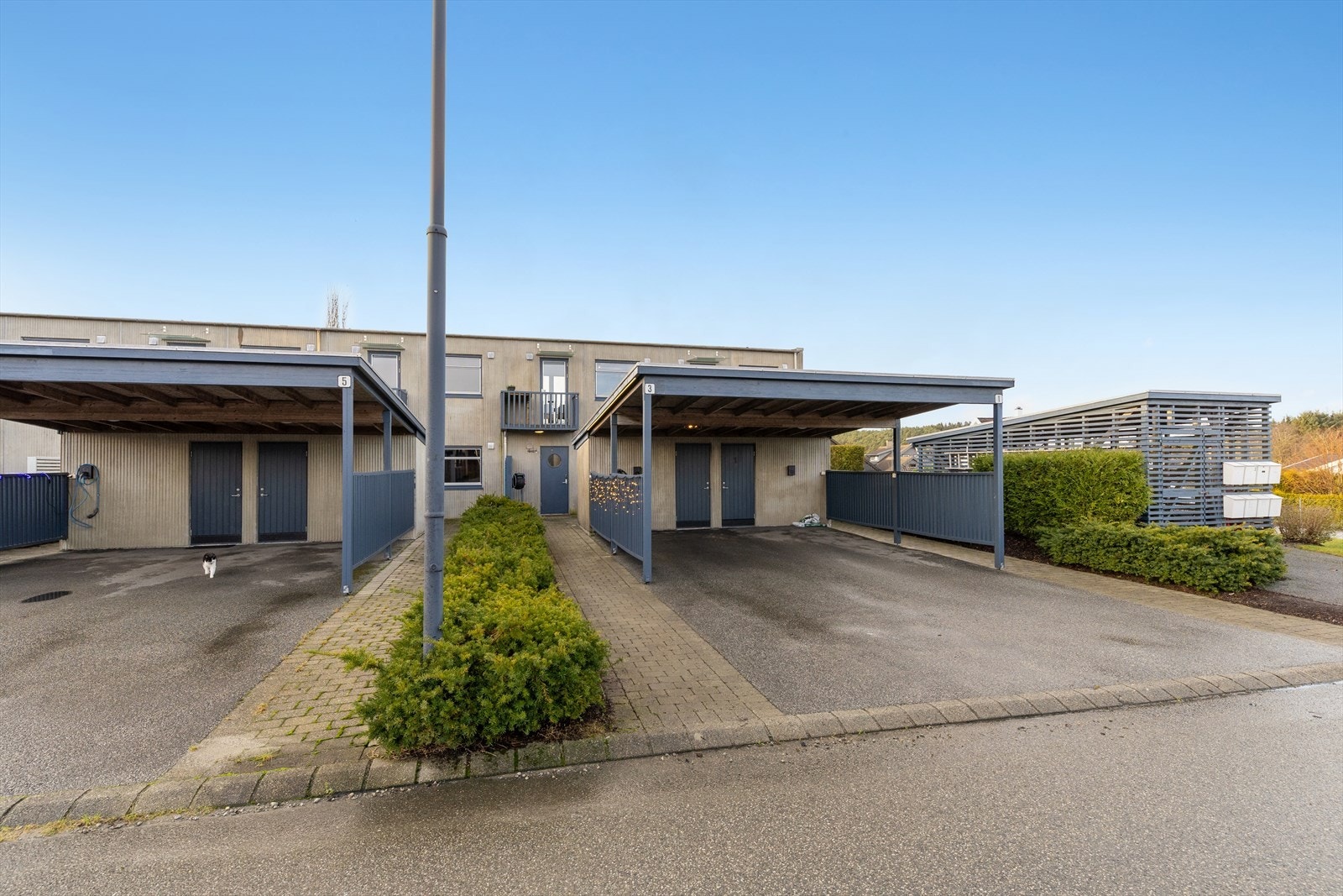 Boligen disponerer også en parkeringsplass med elbillader i felles carport. Galleribilde