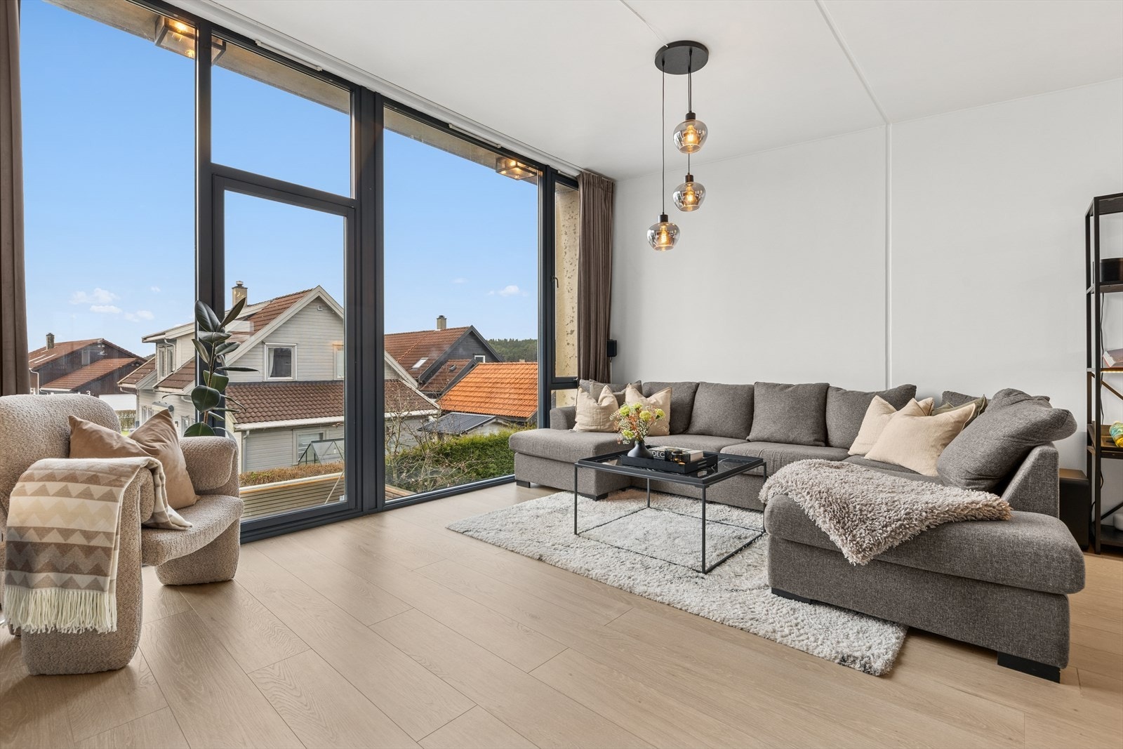 Et lyst og innbydende rom med store vindusflater som sørger for rikelig med lysinnslipp, samtidig som de skaper en god romfølelse. Galleribilde