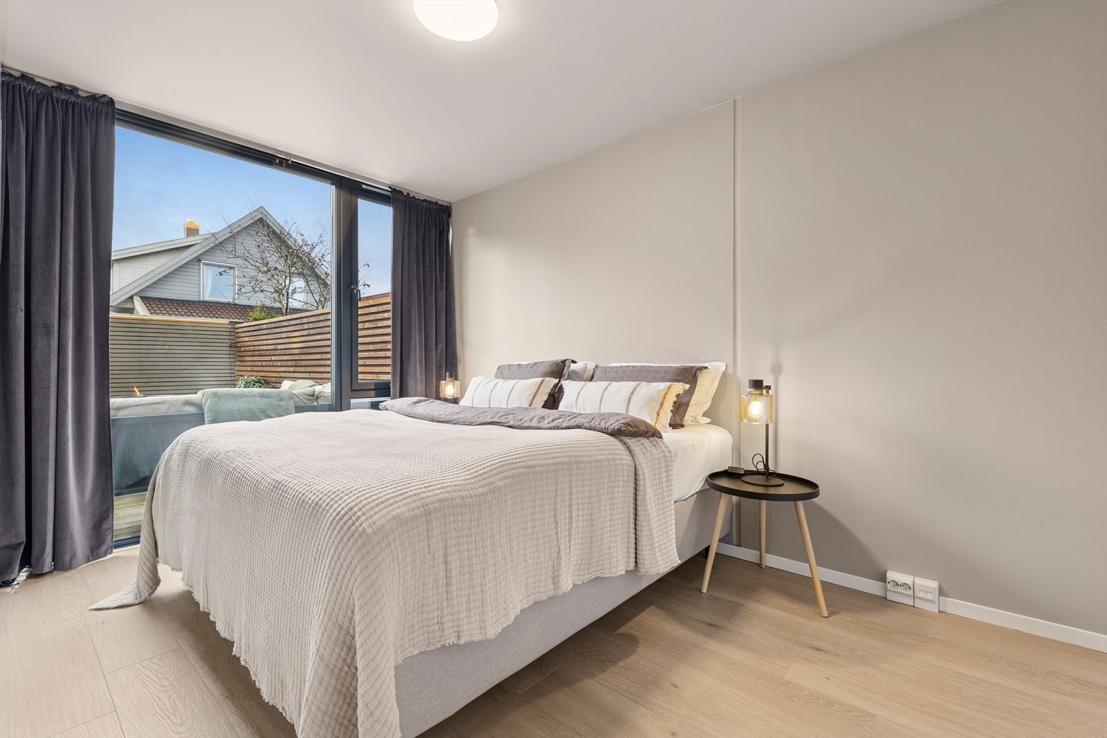 Hovedsoverommet er av god størrelse og utstyrt med stor garderobe som gir god lagringsplass. Her har man ellers god plass til å møblere med dobbeltseng (se punkt "ferdigattest"). Galleribilde