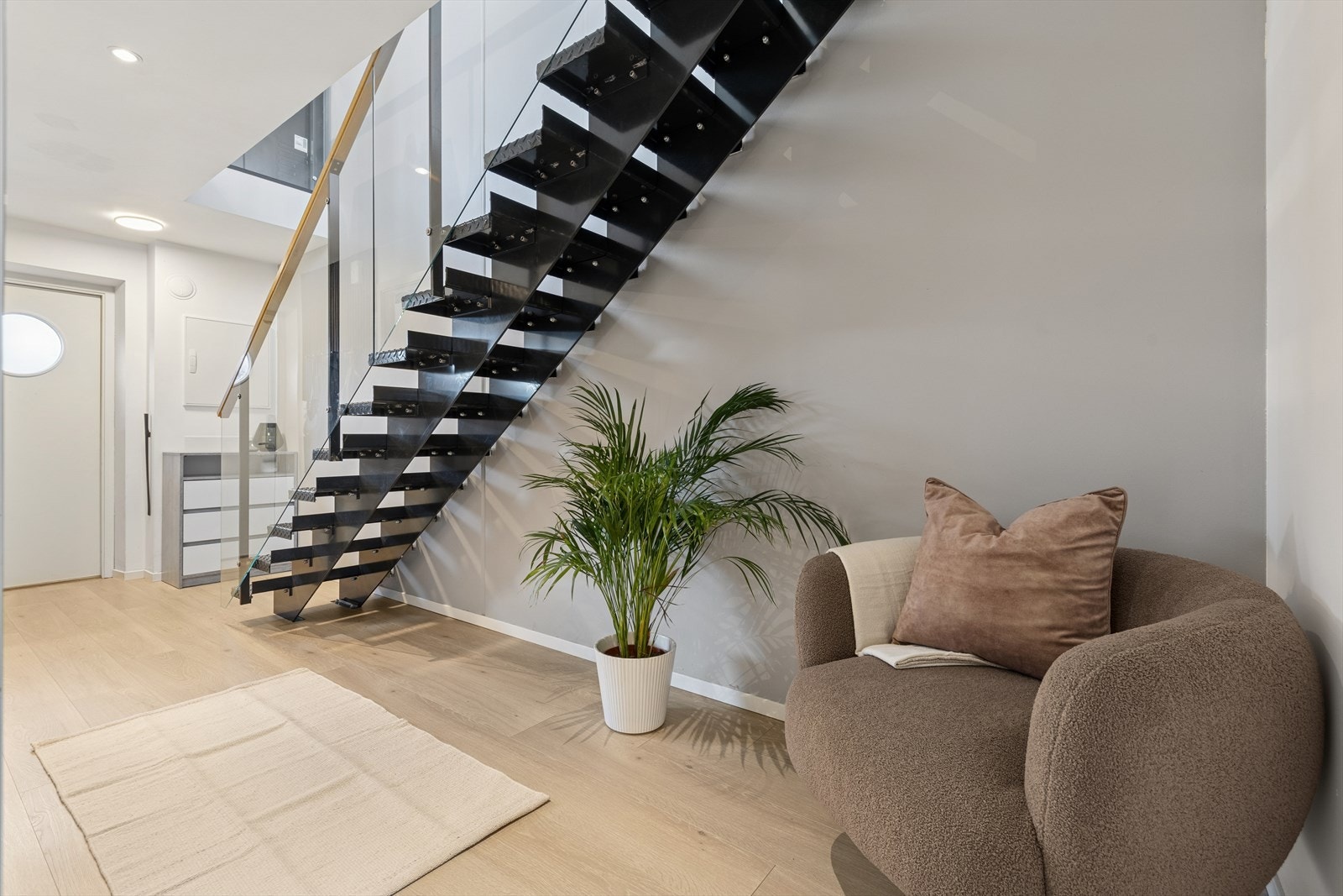 Følger man trappen ned til første etasje kommer man inn i en lys og innbydende gang hvor man har god plass til å henge fra seg yttertøy og sko. Galleribilde