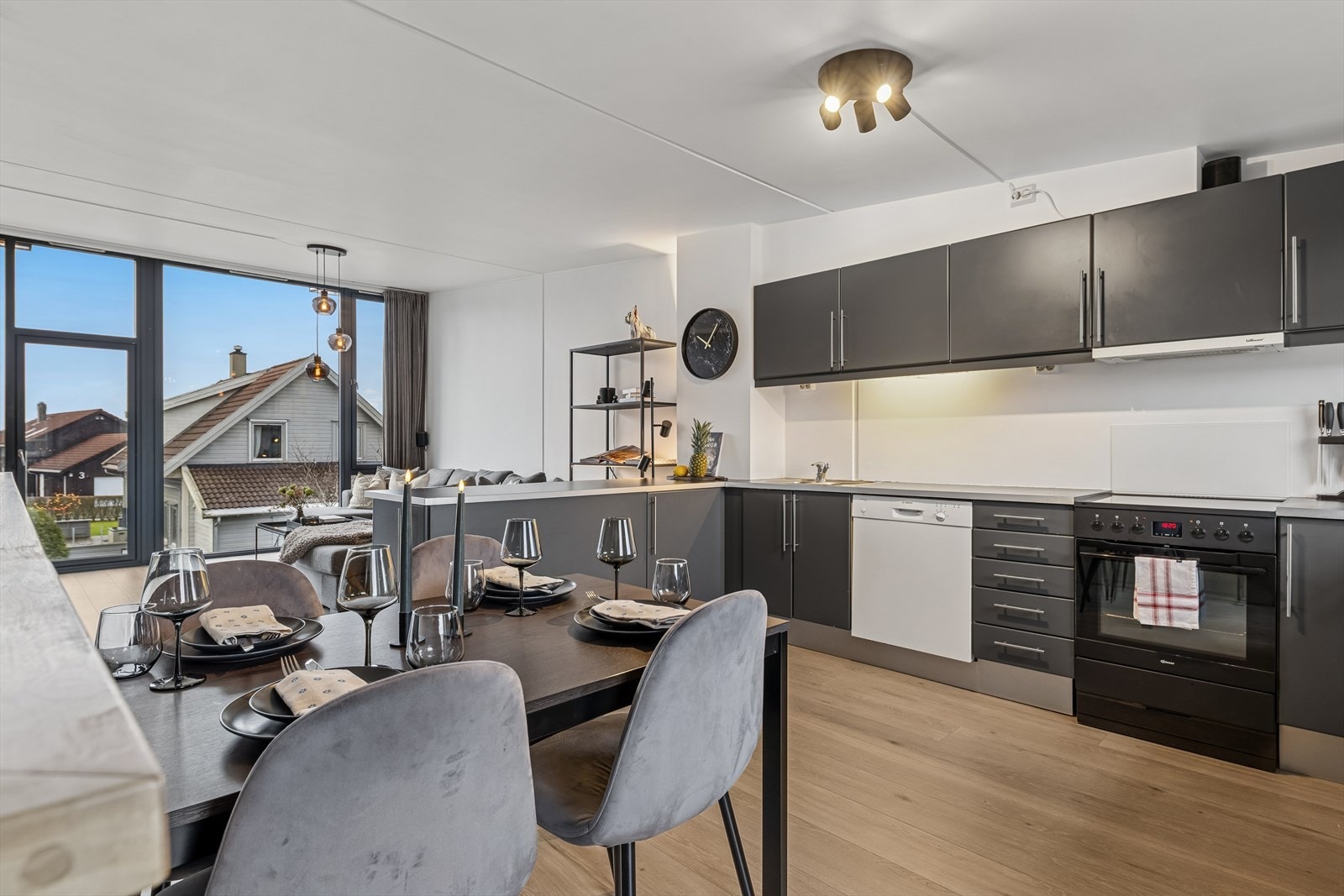 Kjøkkenet er ellers utstyrt med frittstående hvitevarer som oppvaskmaskin, komfyr, kombiskap og kjøkkenventilator med avtrekk via mekanisk avtrekksanlegg i boenheten. Galleribilde