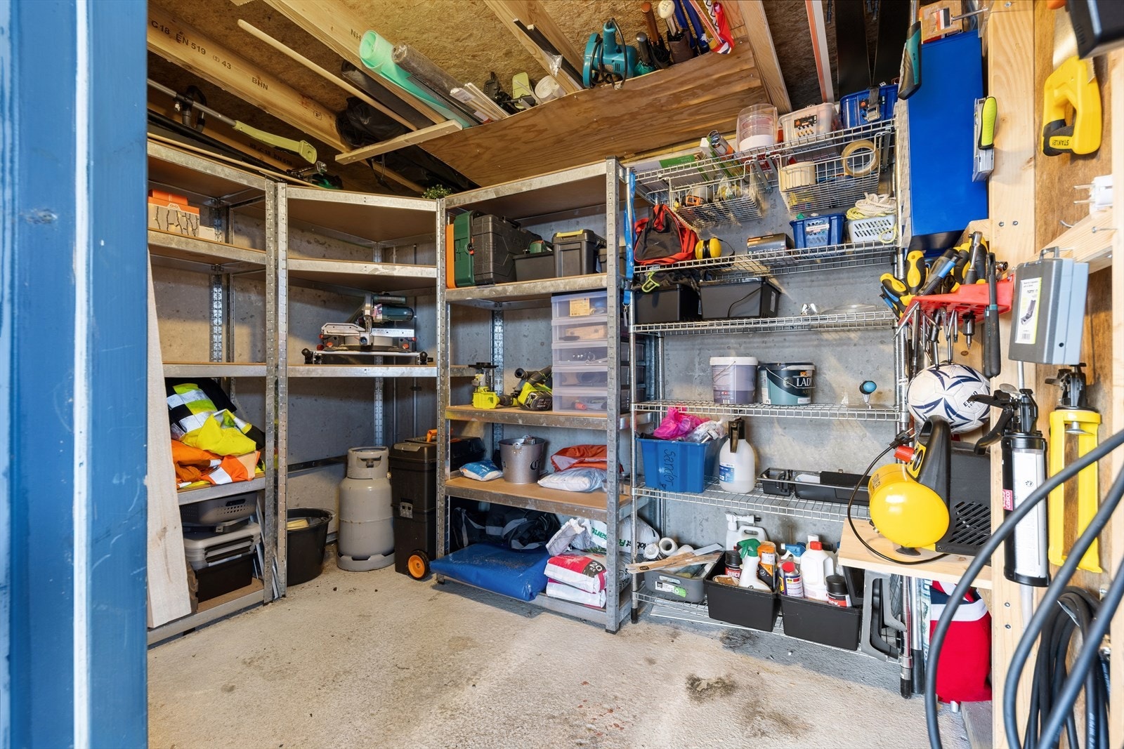 I bakkant av carporten har man en stor bod som gir god lagringsplass. Galleribilde