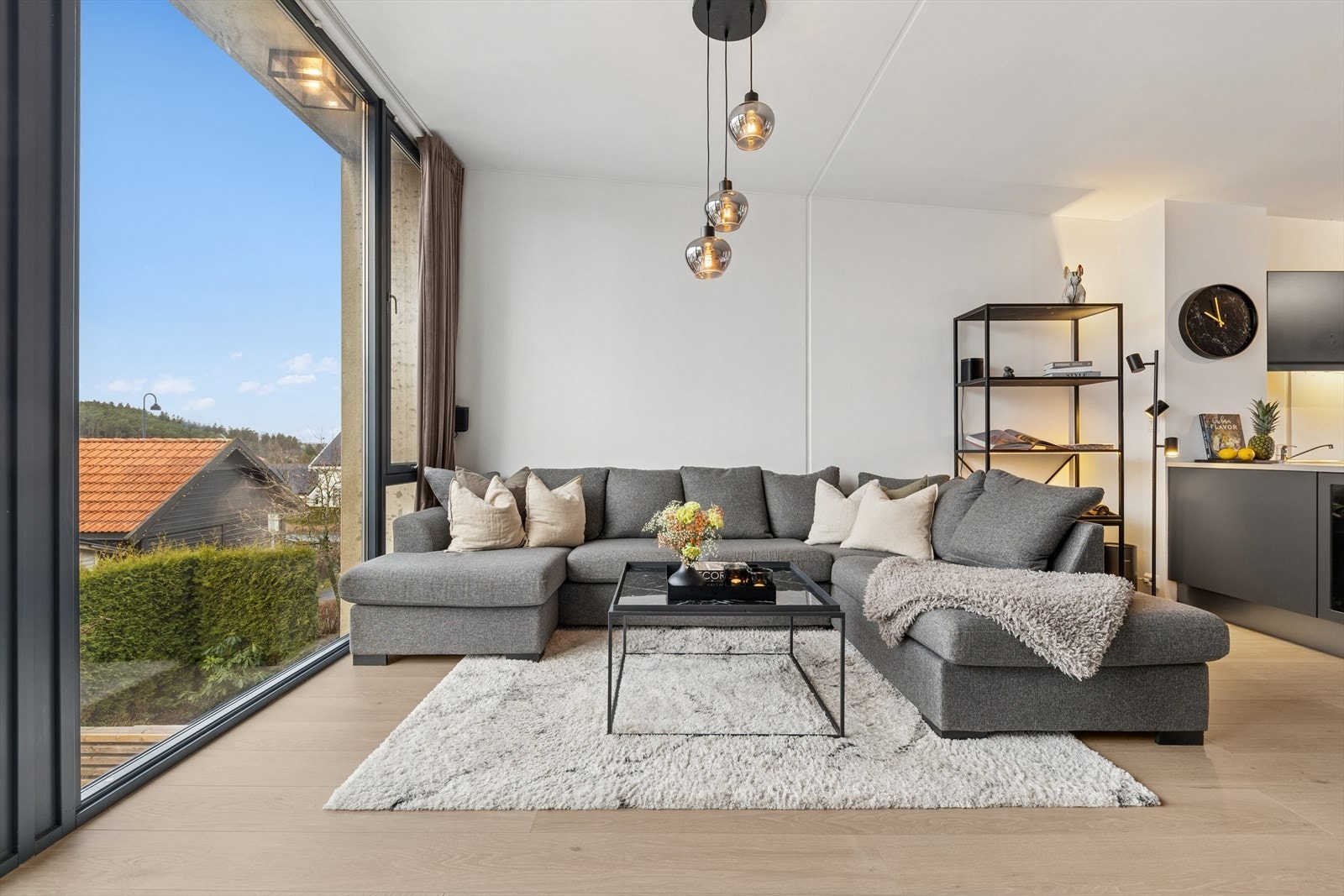 I stuen har man rom for å møblere med både sofagruppe og spisebord. Galleribilde