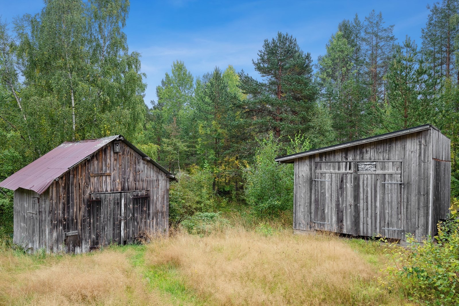 Eiendommen ligger langs Lurdalsveien, mellom Eikerveien og naturskjønne Kjennerudvannet med badeplass, tur- og løpestier samt skiløyper. Galleribilde
