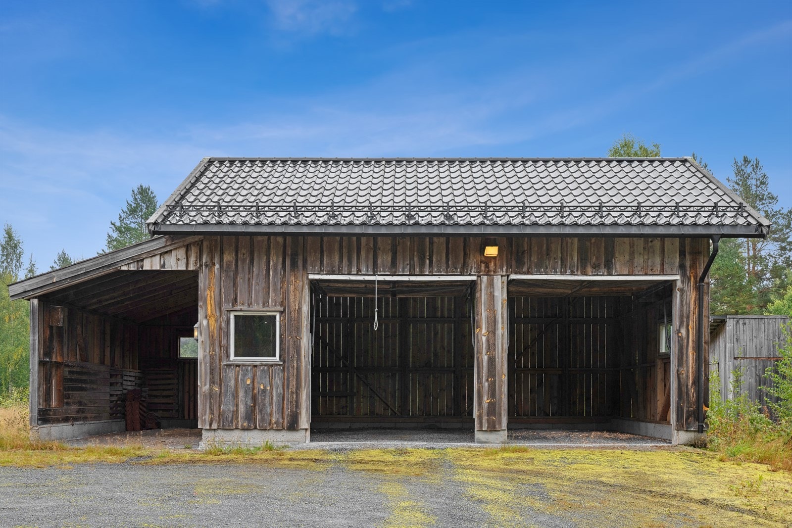 Enkel garasje med vippeporter og innlagt strøm. Galleribilde