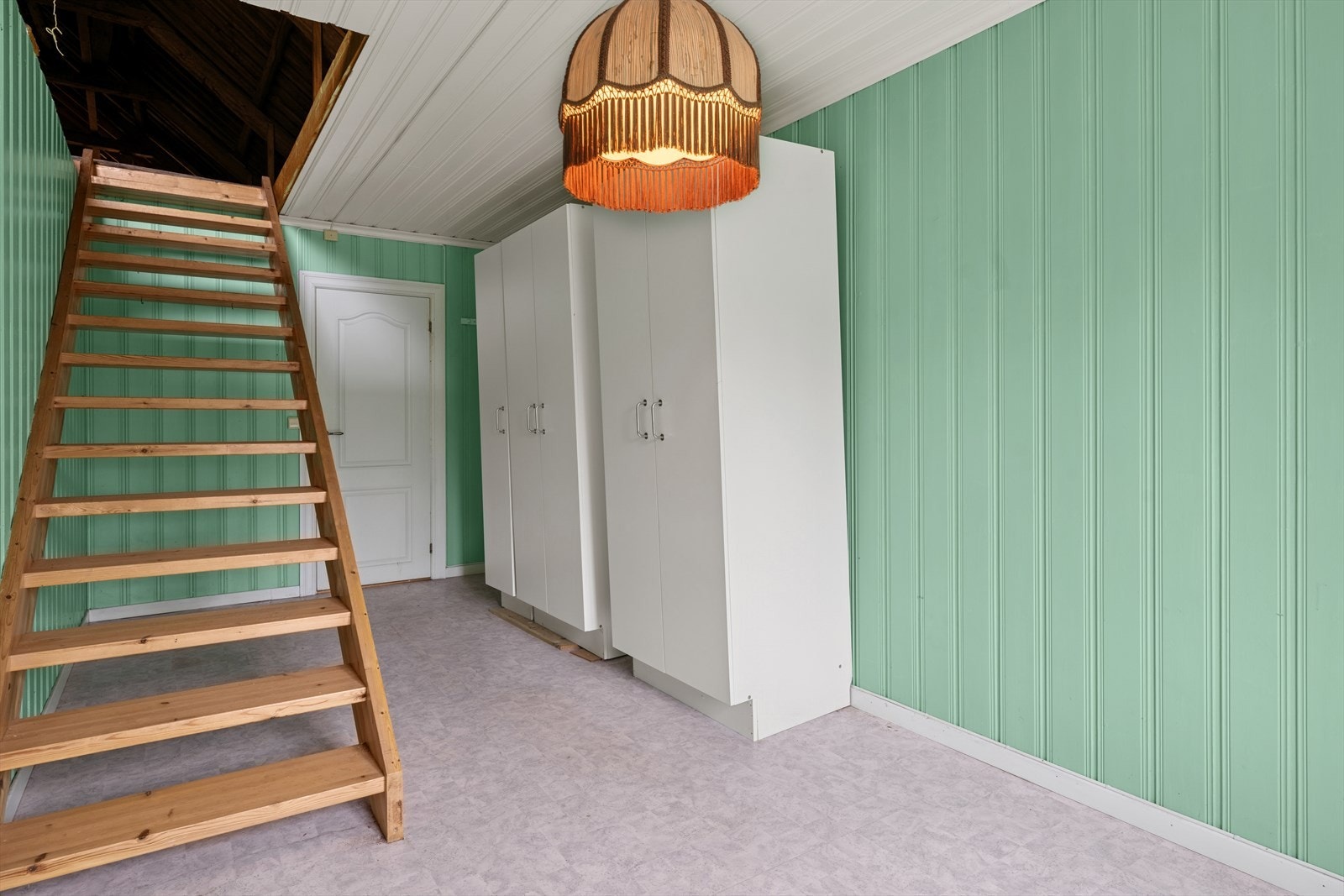 Trapp opp til loft fra soverom. Det er ingen dør/lem opp til loftet. Galleribilde