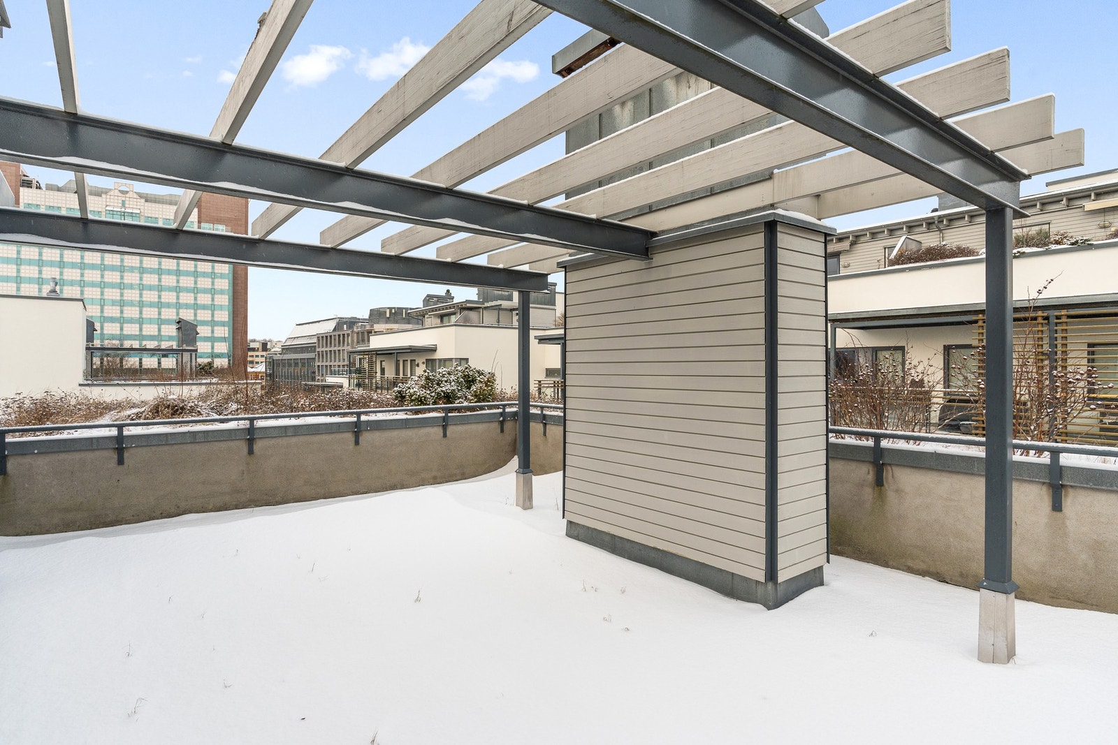 Takterrassen byr på gode solforhold og god plass til opphold og sosiale sammenkomster Galleribilde