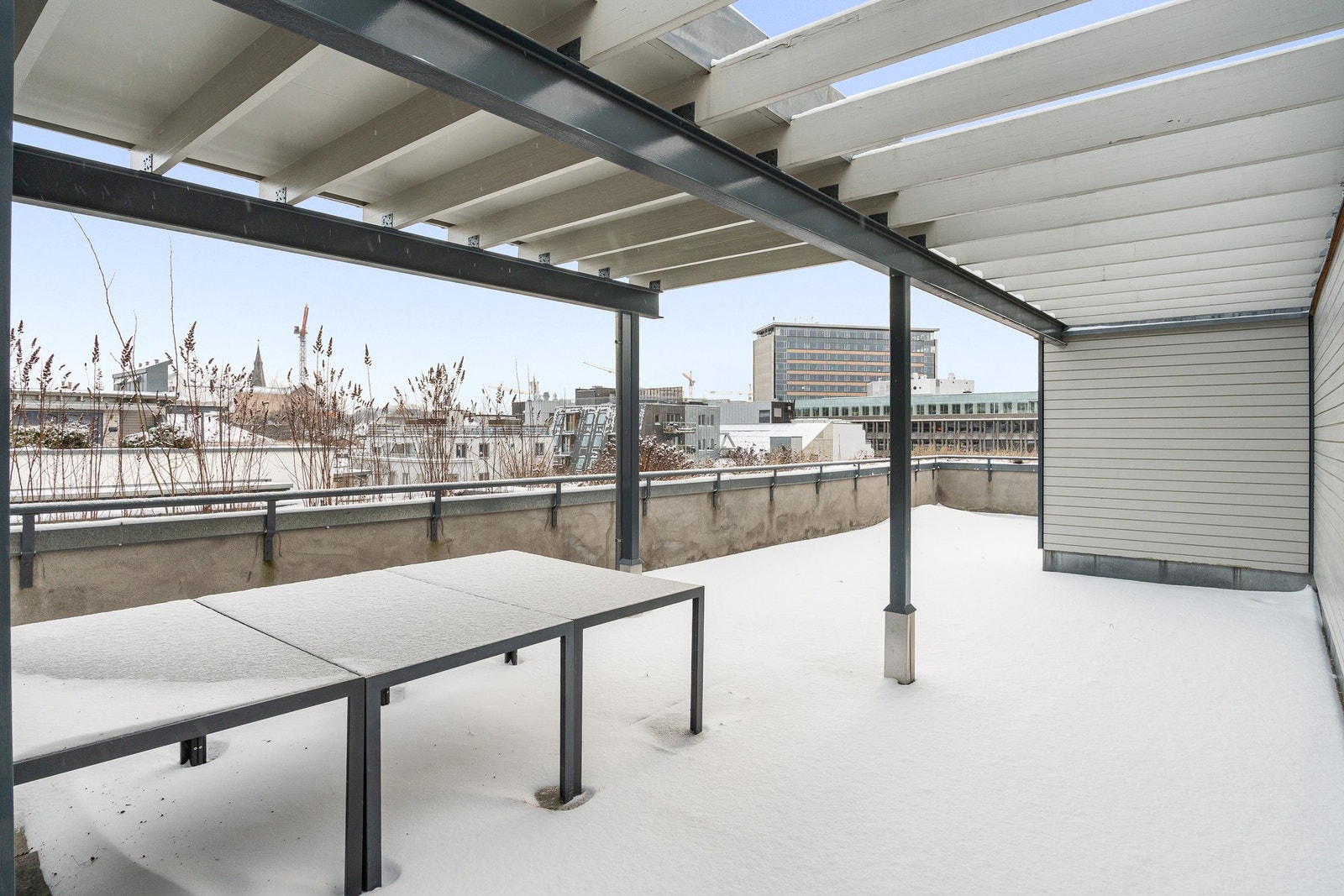 Bygget har tilgang til en stor felles takterrasse som gir beboerne et attraktivt felles uterom Galleribilde