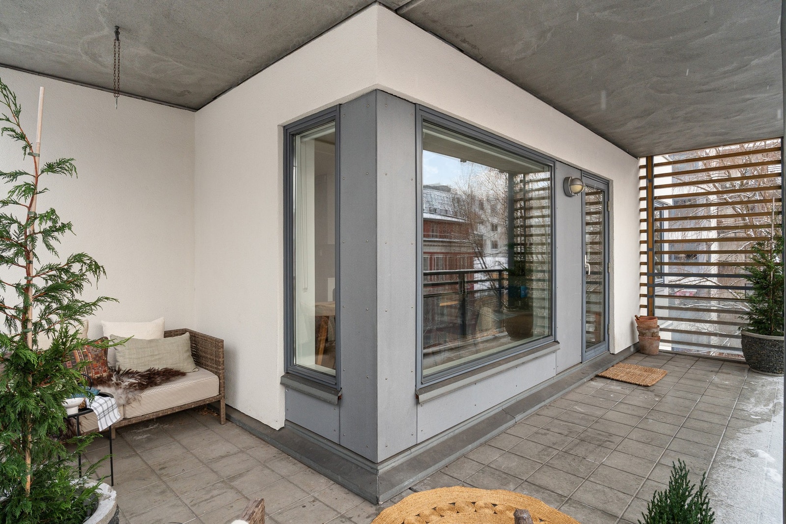 Leiligheten har en svært romslig, overbygd balkong på ca. 16 m² med gode møbleringsmuligheter Galleribilde