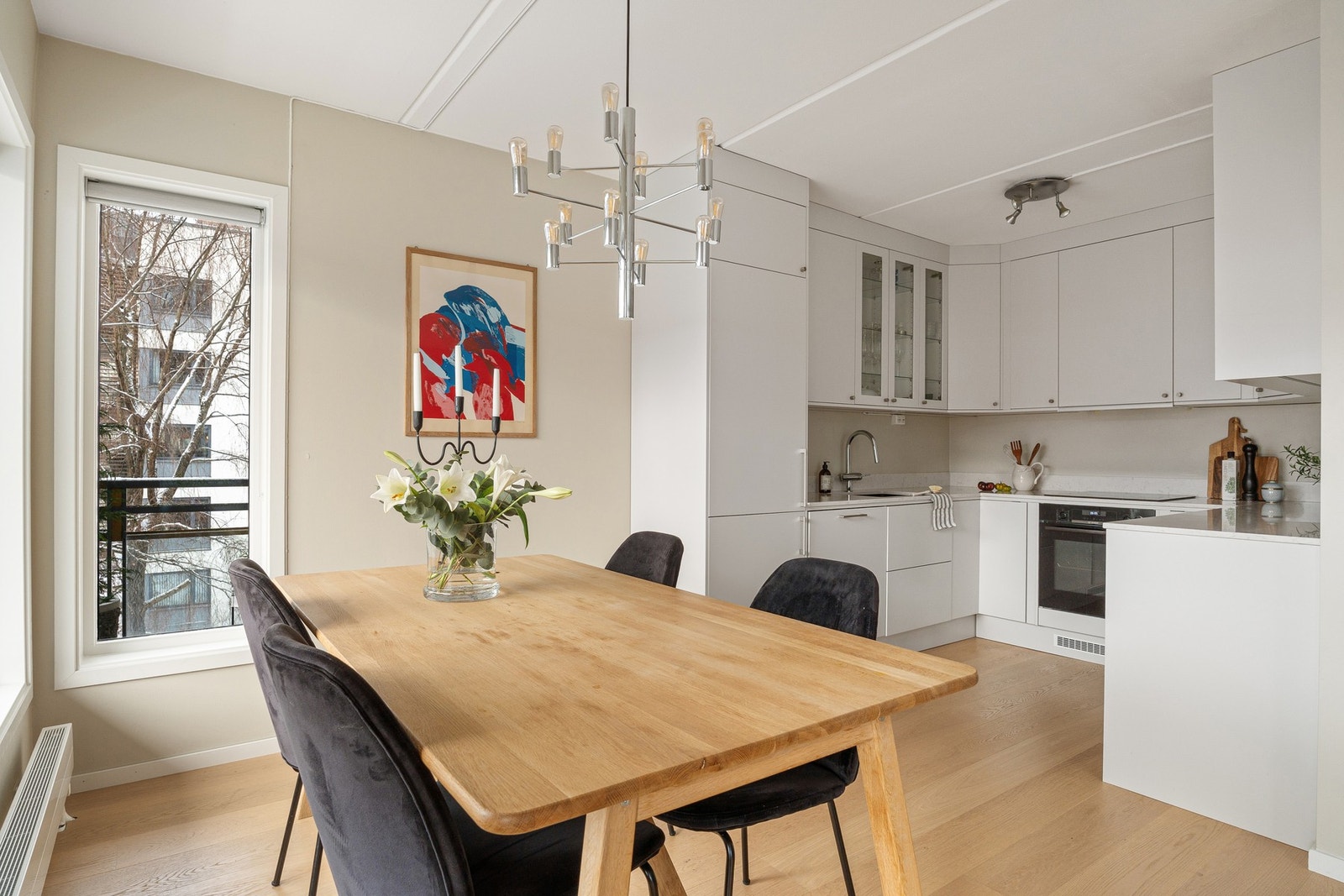 Kjøkkenet har gode oppbevaringsløsninger og praktisk utforming med god benkeplass Galleribilde