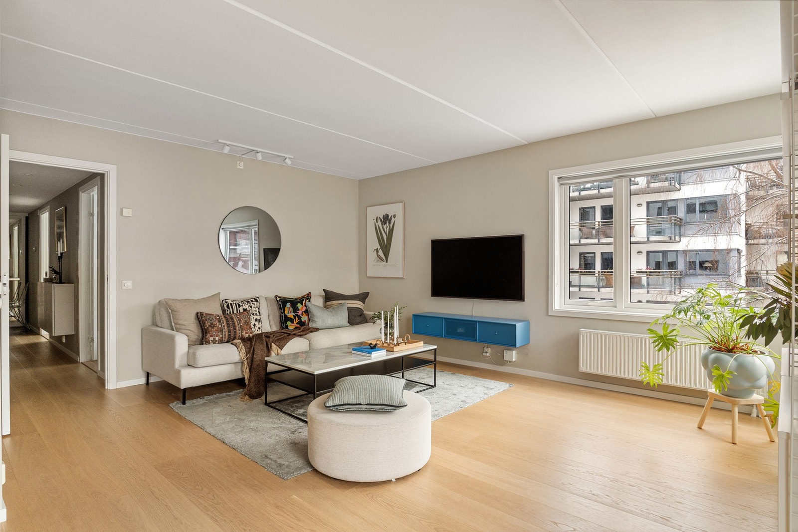 En lys 3-roms hjørneleilighet med stor balkong på hele 16 m², garasjeplass og heis. Leiligheten ligger sentralt og rolig til Galleribilde