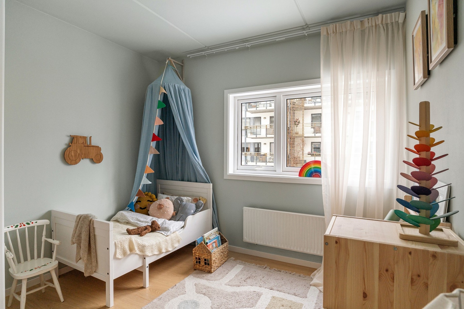 Soverom 2 er et lyst og trivelig rom med plass til seng, oppbevaring og øvrig møblement Galleribilde