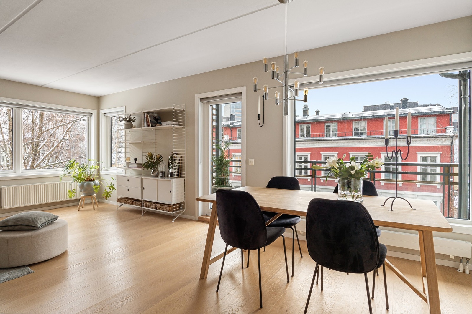 Fra stue-/spisestue er det direkte utgang til en svært romslig balkong, som fungerer som en naturlig forlengelse av oppholdsrommet i sommerhalvåret Galleribilde