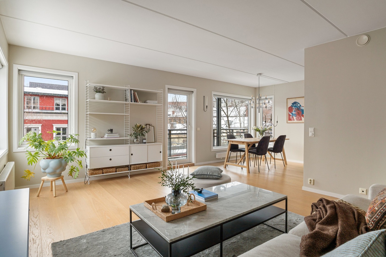 Rommet har en god og fleksibel planløsning med naturlig plass til både sofagruppe, mediemøblement og spiseplass Galleribilde