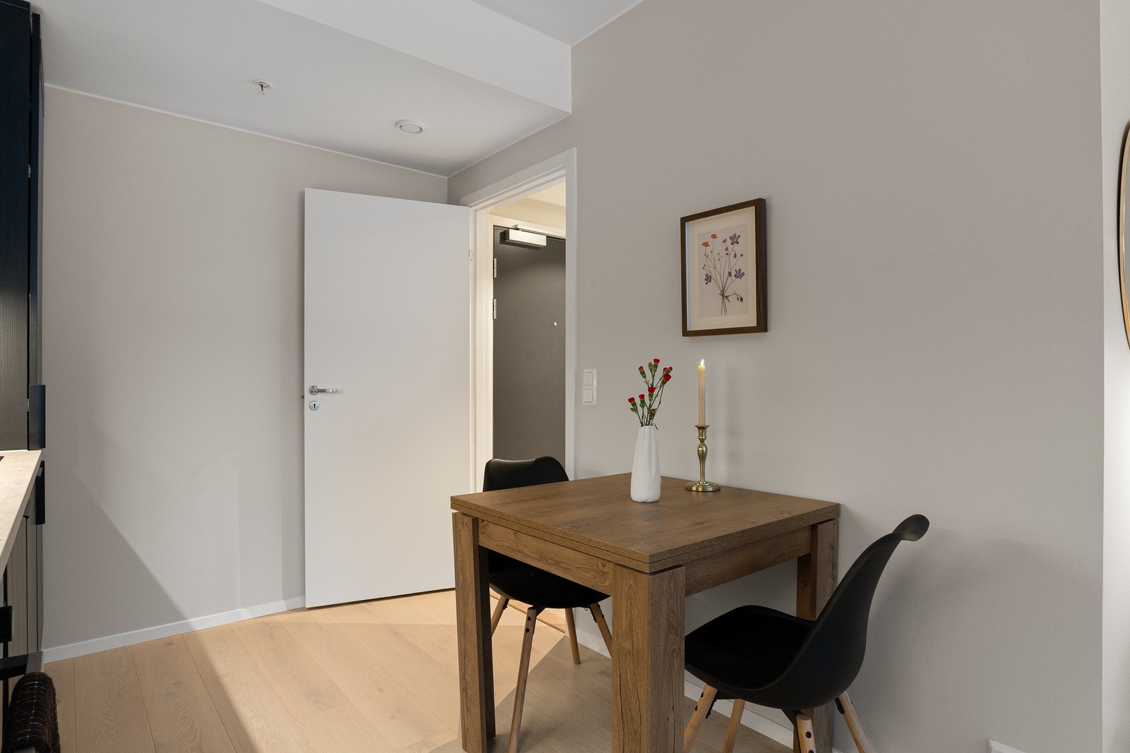 Hyggelig sittegruppe ved kjøkkenet. Galleribilde