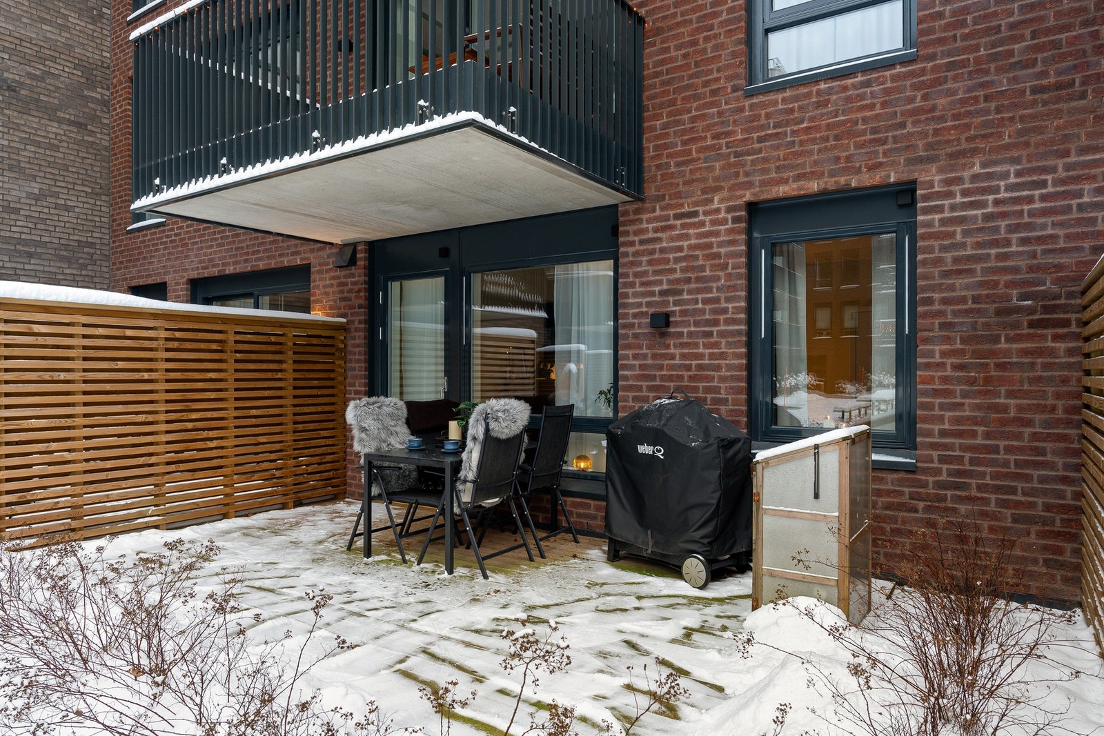 Solrik terrasse. Her er det god plass til utemøbler og grill. Galleribilde