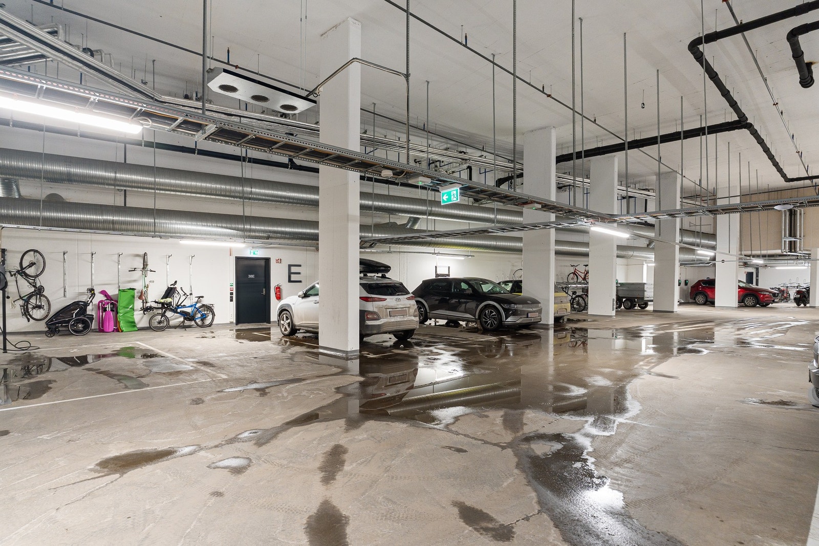 Felles sykkelparkering i lukket garasjeanlegg. Galleribilde