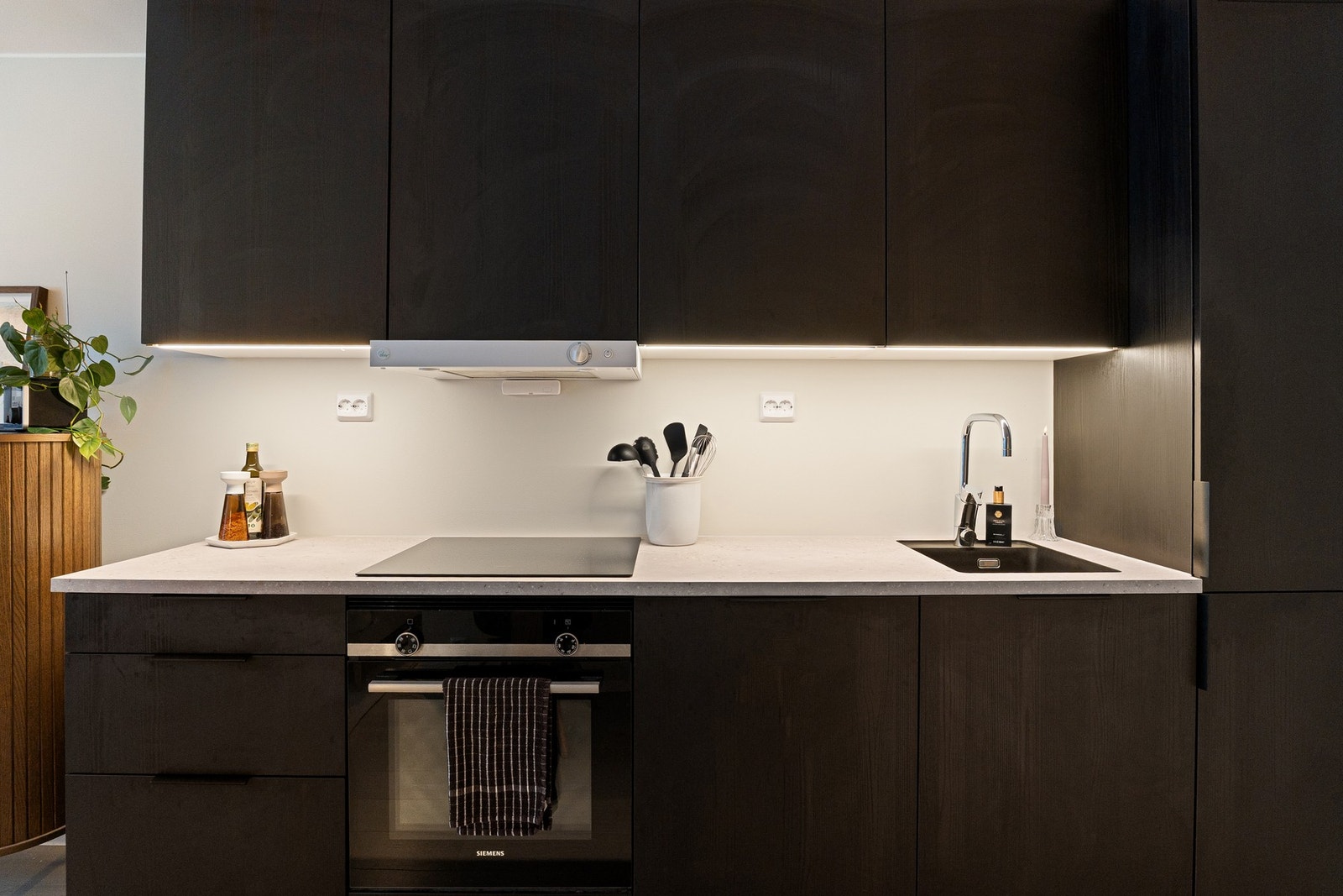 Induksjonstopp og integrert komfyr, oppvaskmaskin og kjøleskap med frysedel. Galleribilde