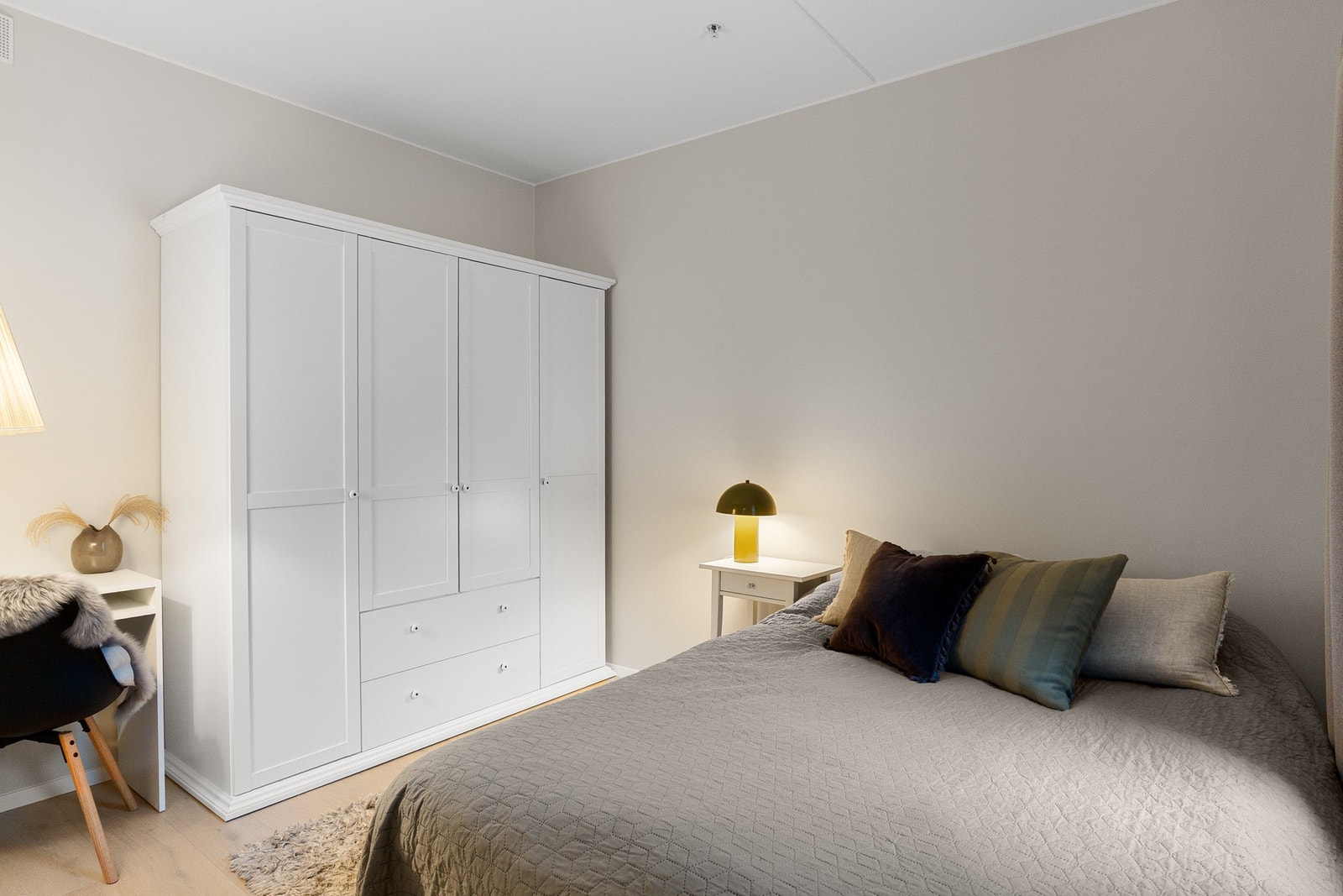 God plass til klesoppbevaring i skap. Galleribilde