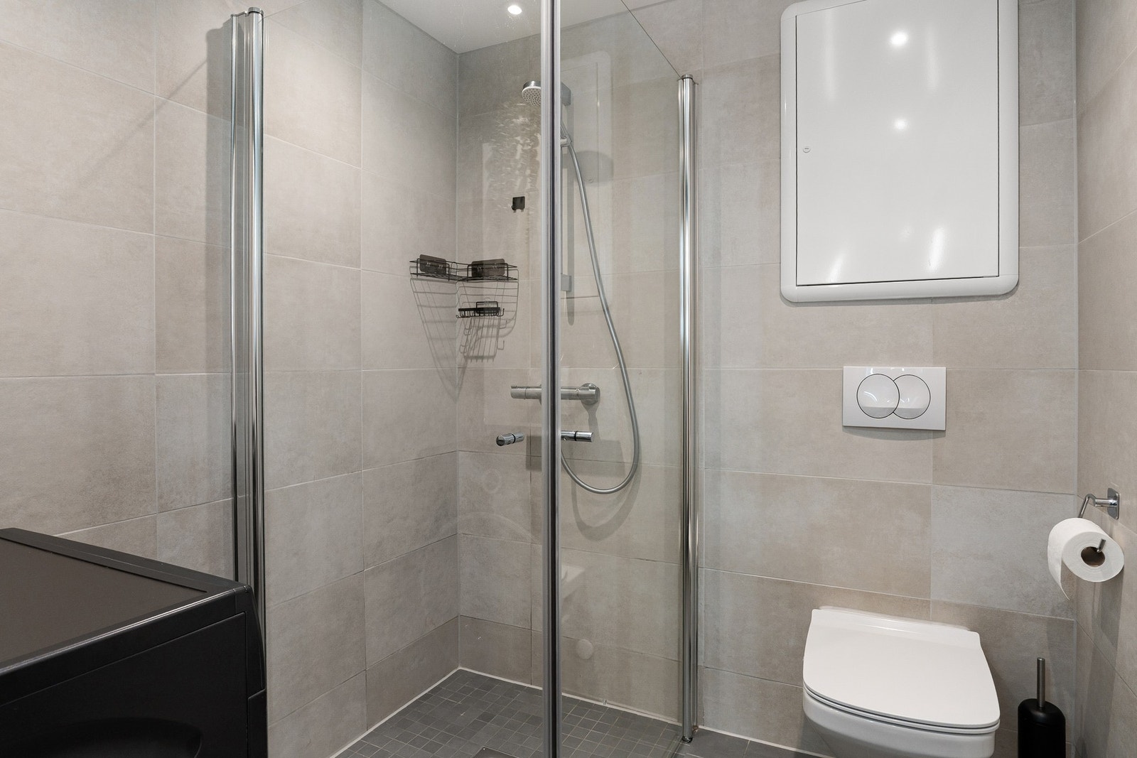 Vegghengt toalett. Avtrekksventil i himling. Opplegg for vaskemaskin. Galleribilde