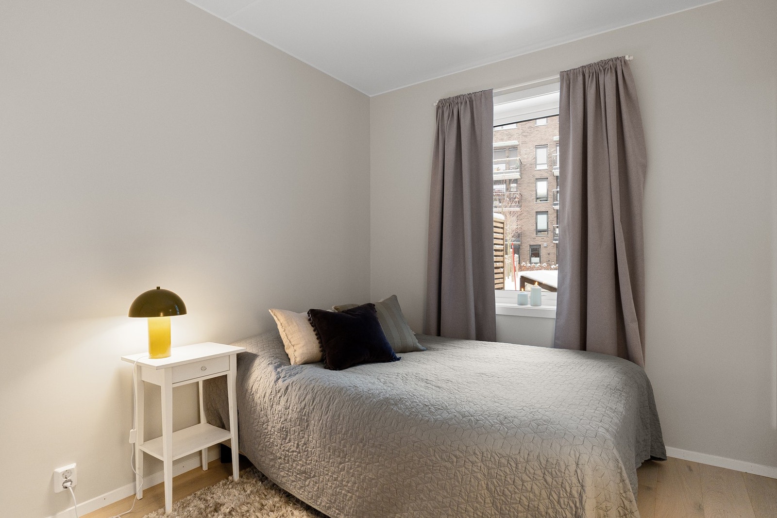 Soverom av god størrelse plass til dobbeltseng og nattbord på hver side. Galleribilde