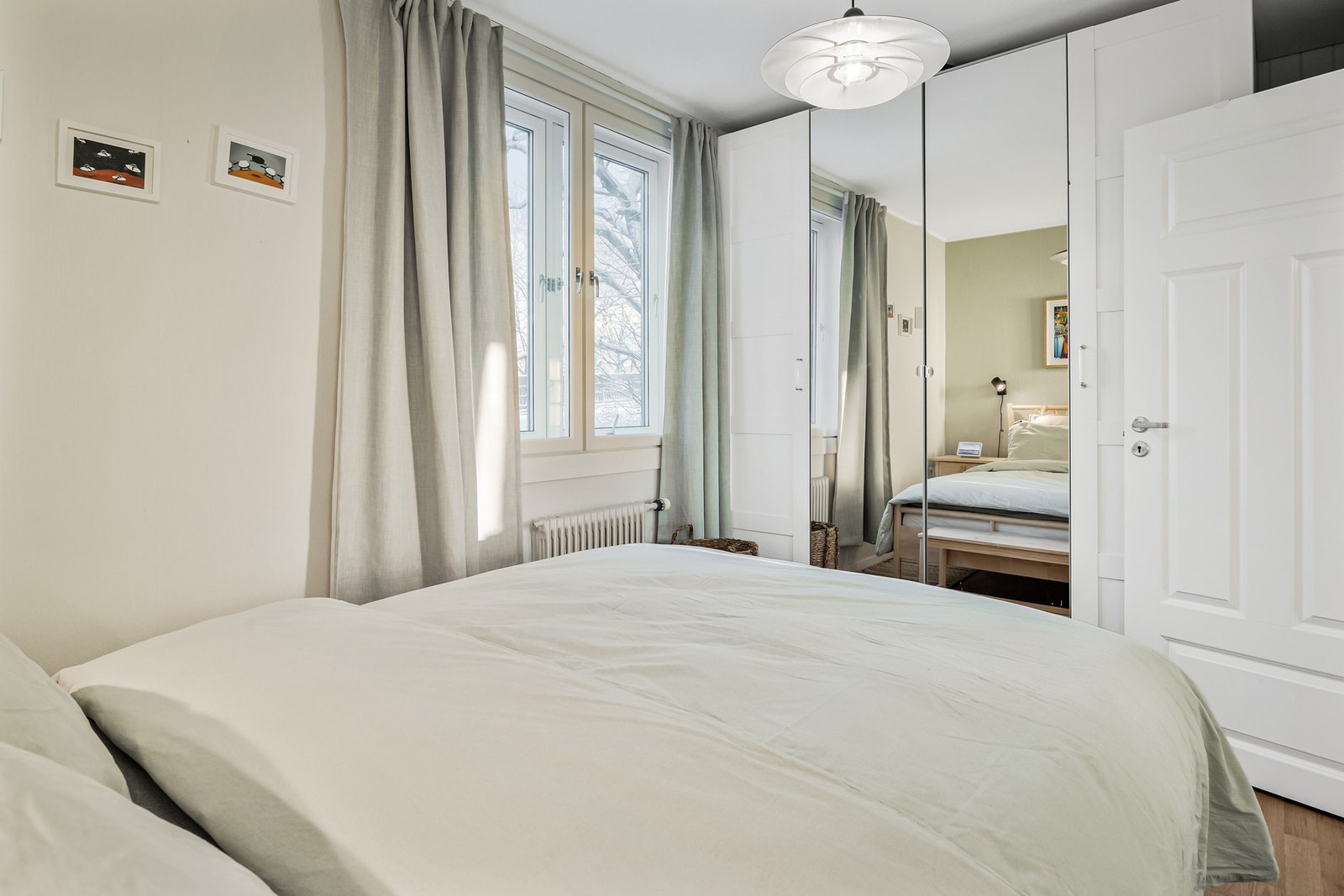 Soverom med garderobe Galleribilde