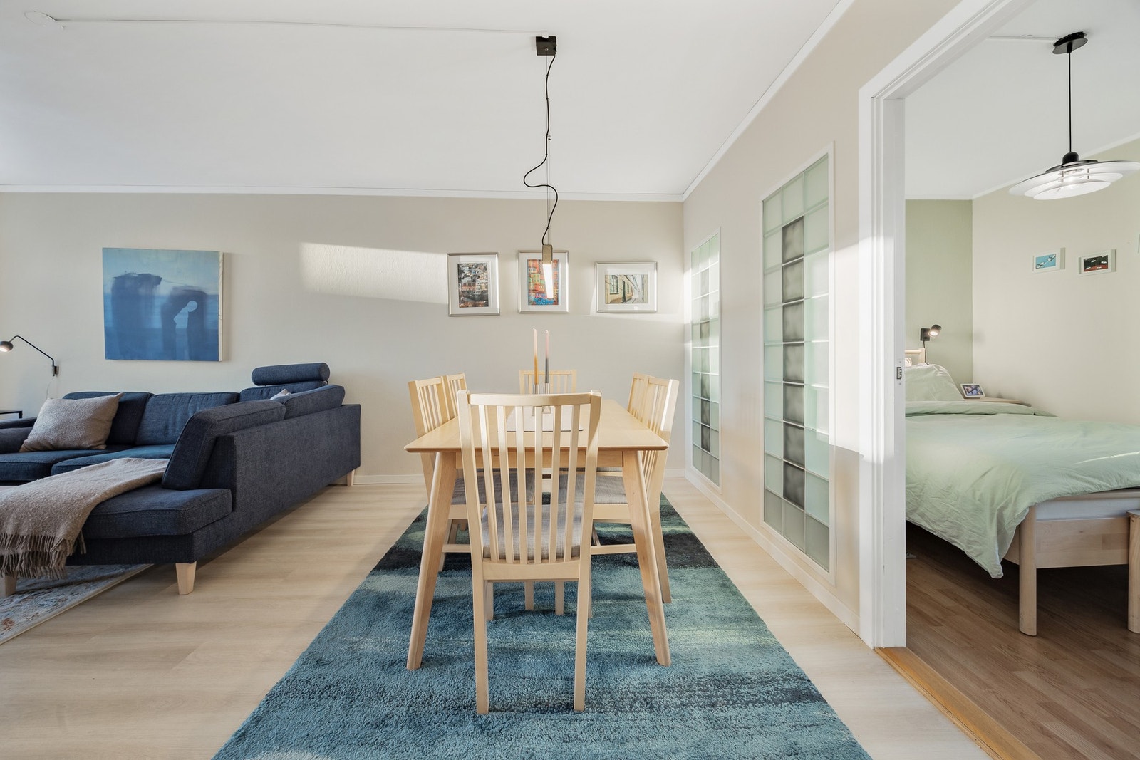 Stue med plass til spisegruppe Galleribilde