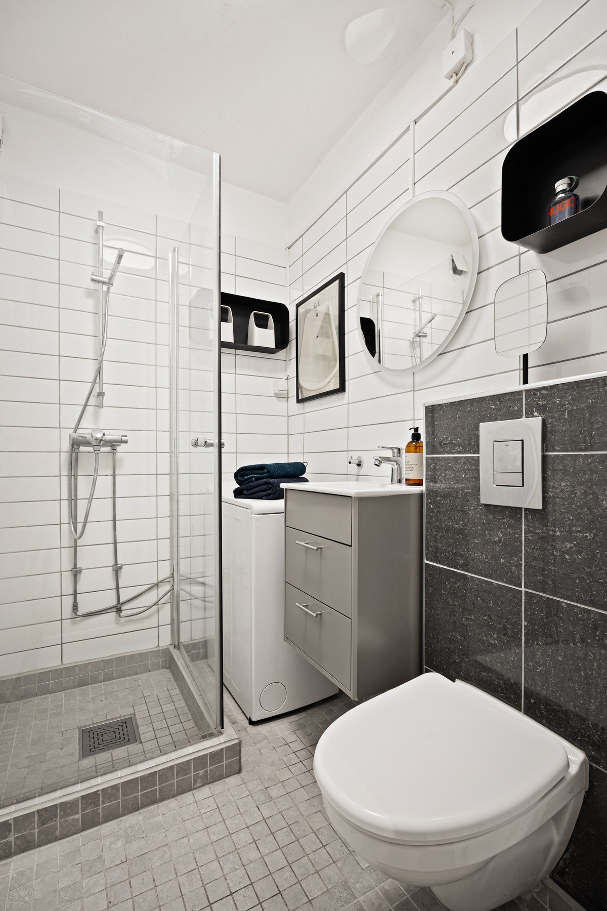 Baderom med vegghengt toalett og dusjhjørne Galleribilde