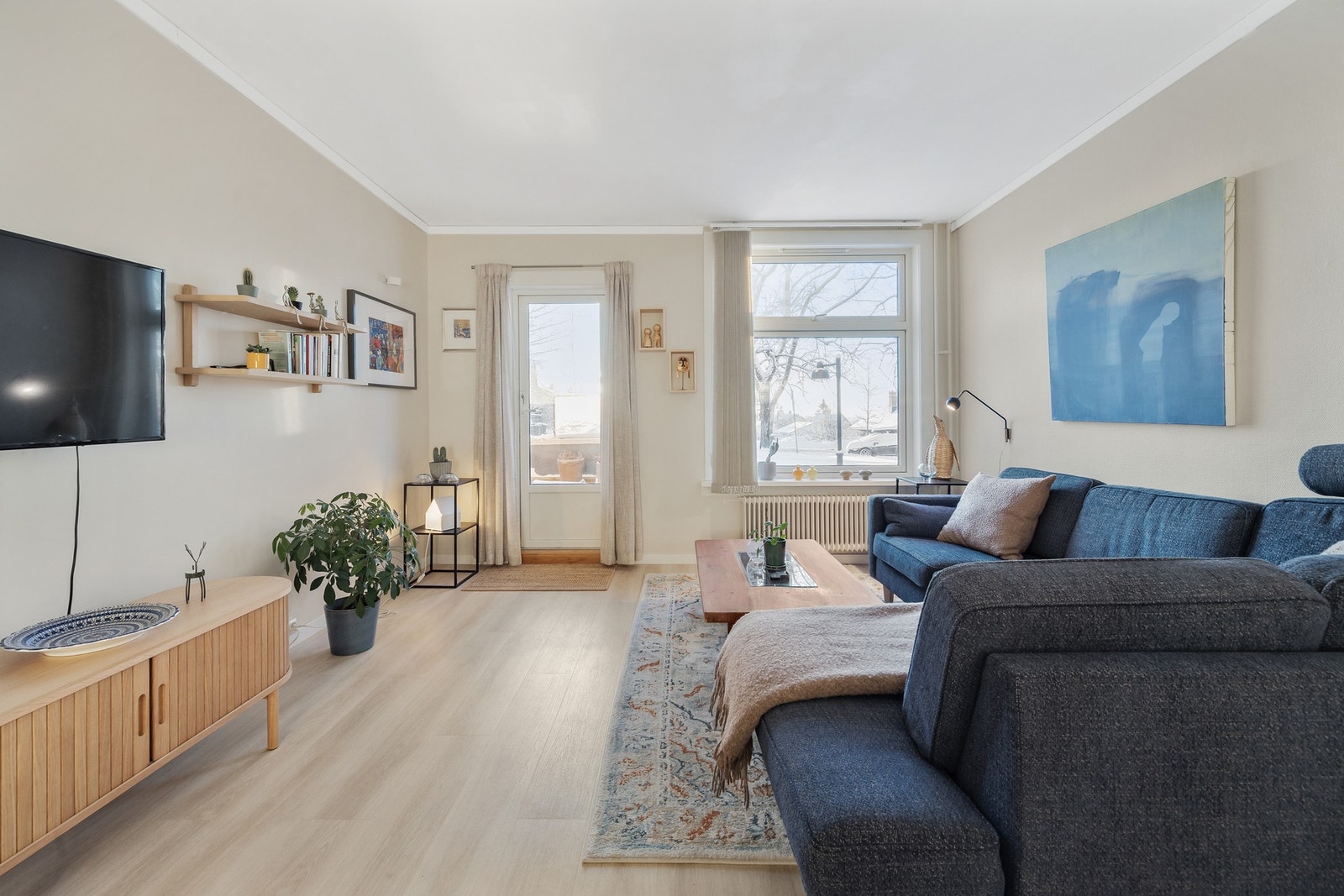 Stue med utgang til solrik balkong Galleribilde