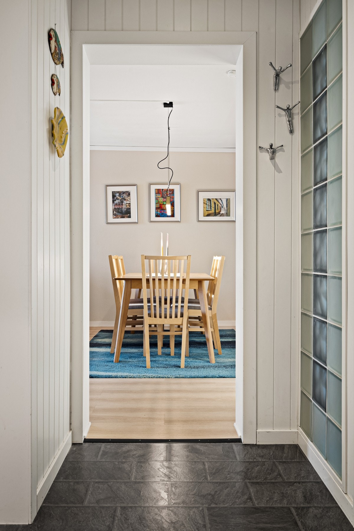 Entre/gang med inngang til 2 soverom og kjøkken samt stue. Galleribilde