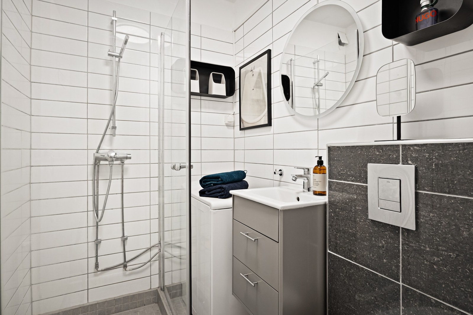 Baderom med dusjkabinett og nyere interiør. Opplegg for vaskemaskin Galleribilde