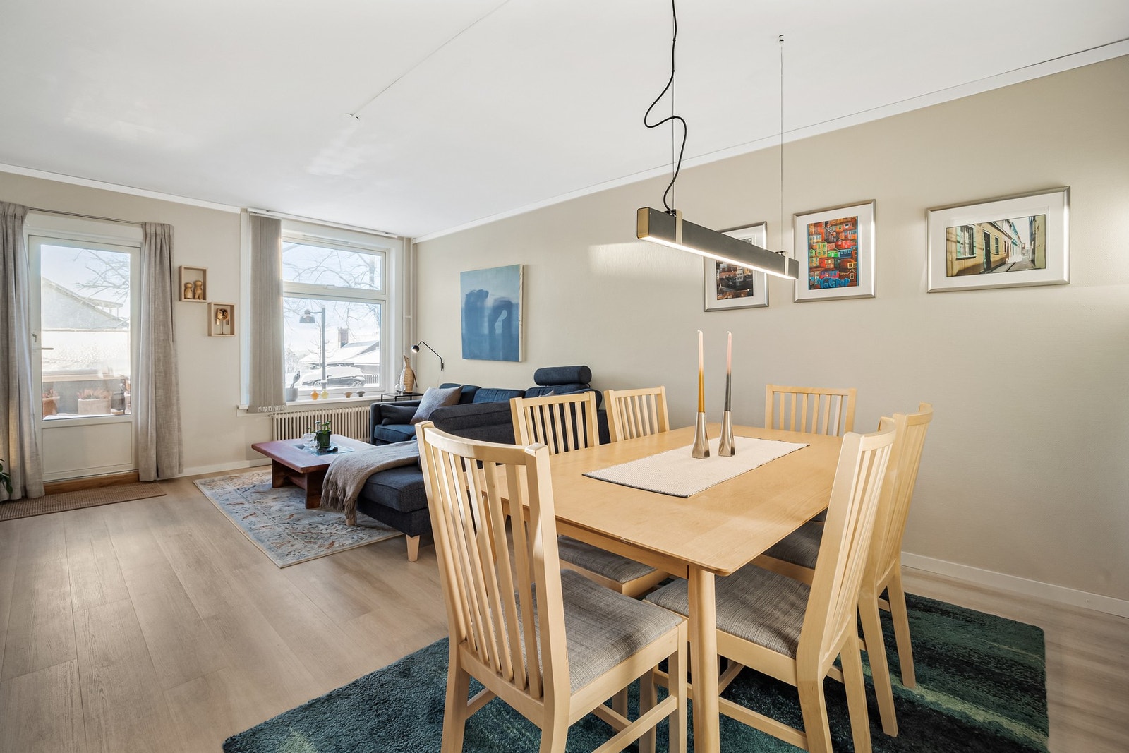 Stue med spiseplass for famile eller gjester. Galleribilde