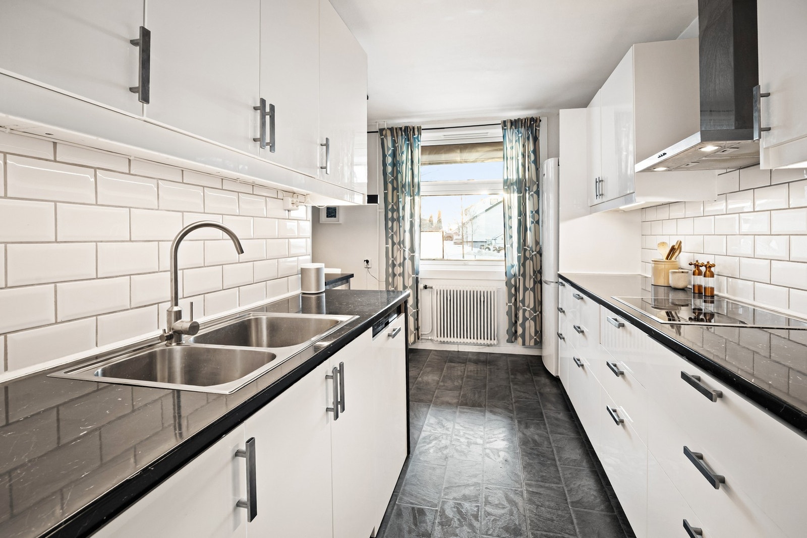 Nyere kjøkken med godt skap-/benkeplass Galleribilde