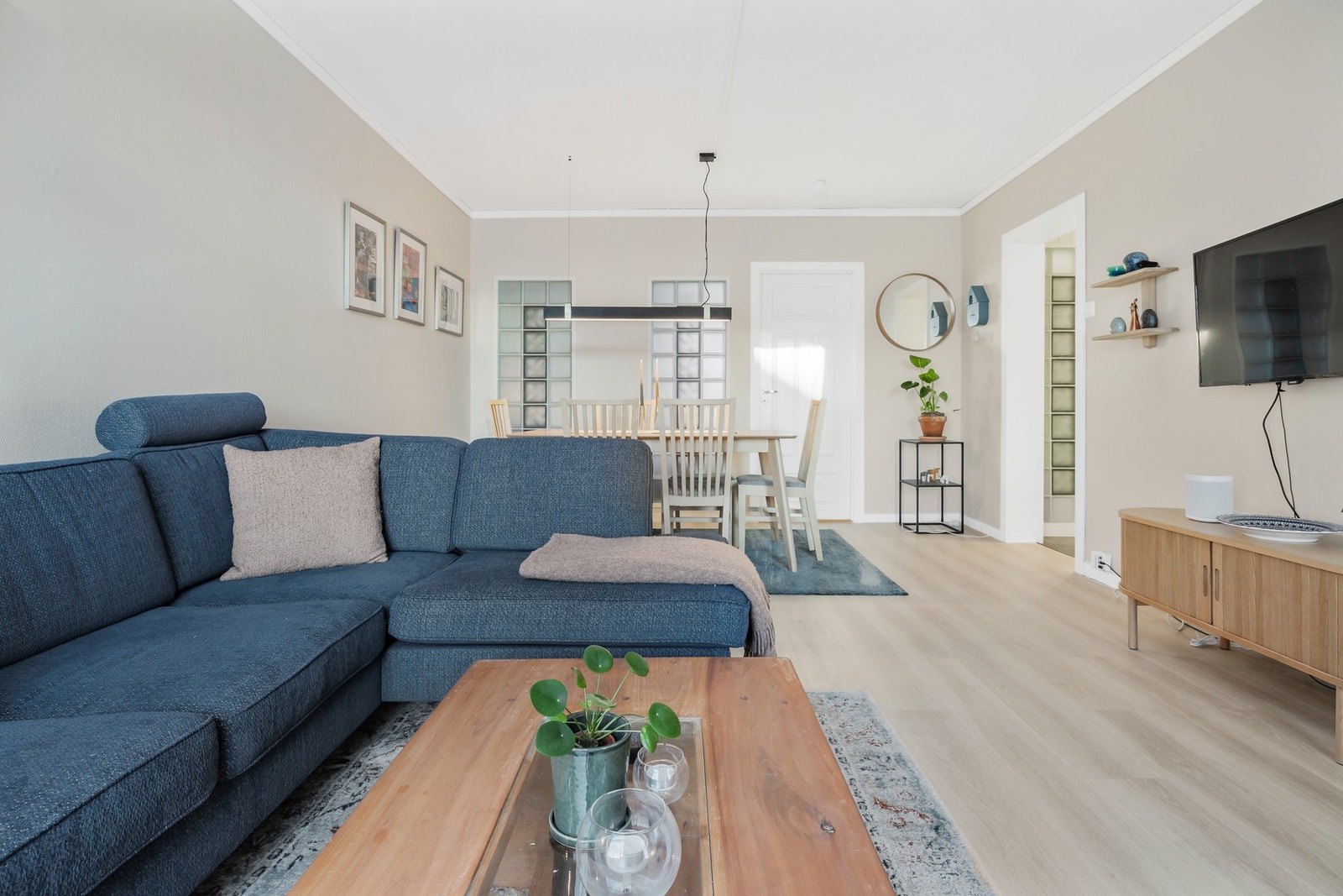 Stue med tilgang til hovedsoverom. Glassbyggersten mellom stue og soverom for lys til soverommet om sommeren. Galleribilde