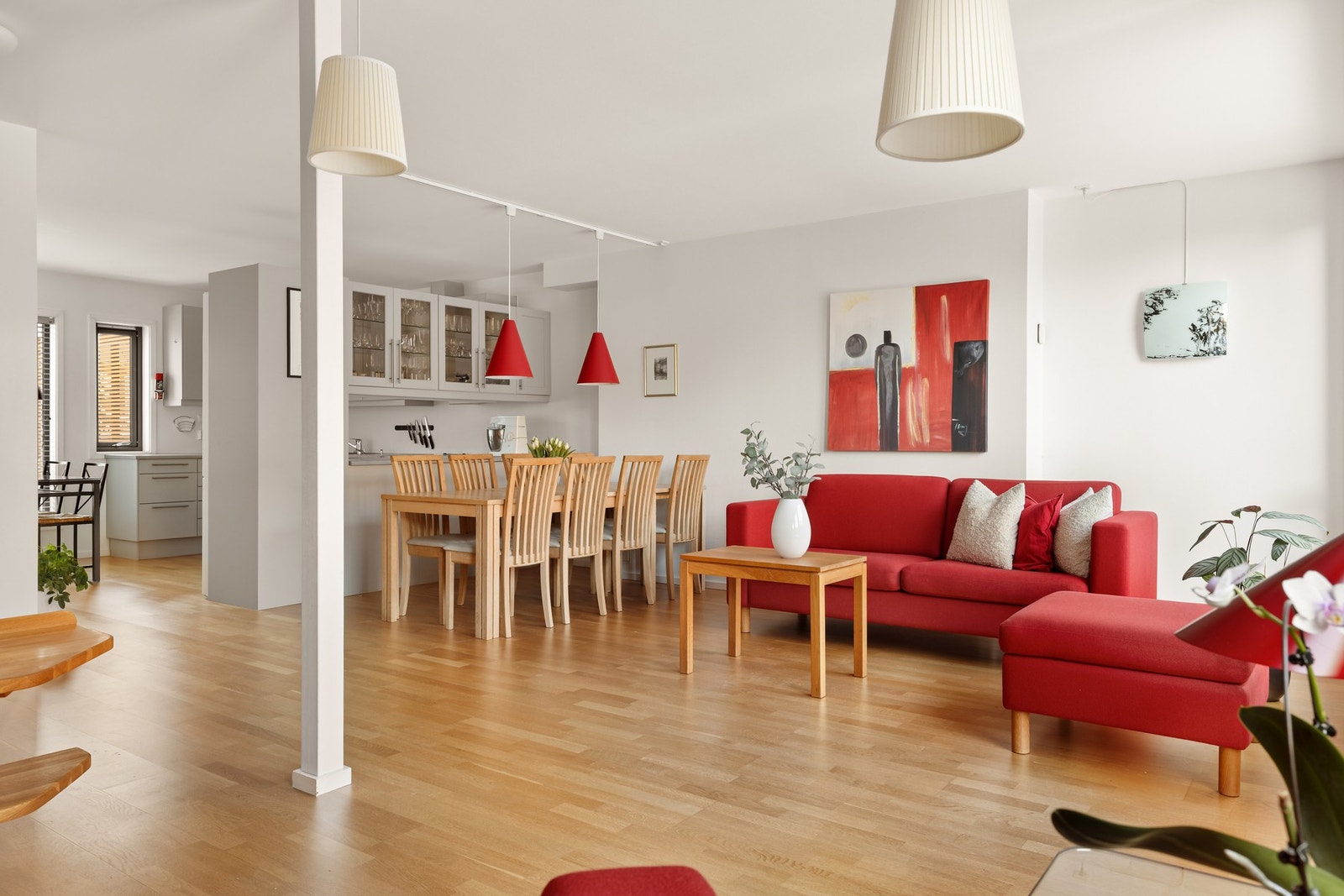 Fra entréen ledes du videre inn til boligens naturlige samlingspunkt - stuen. Galleribilde