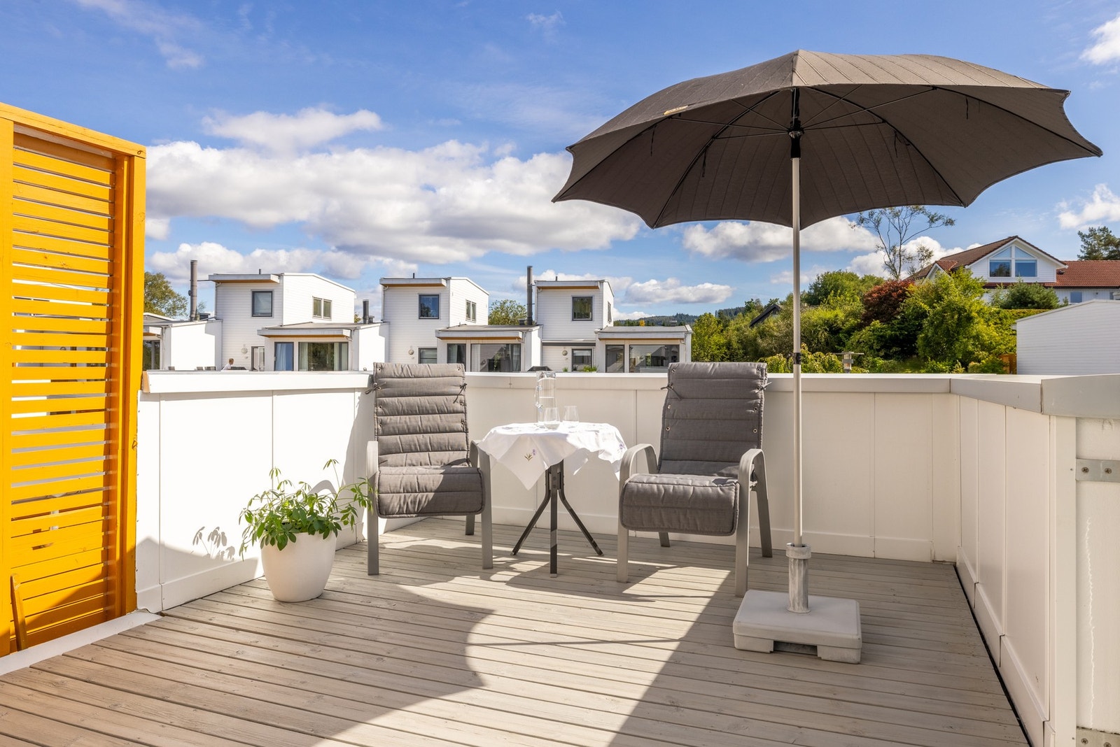 Her kan du sitte stille og fredelig og ha oversikt over tunet, mens barna leker i nabolaget. Galleribilde