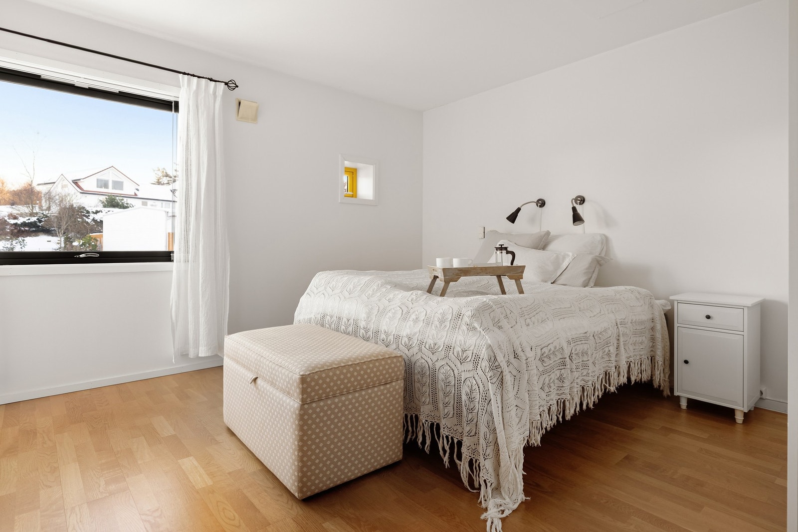 Det er god størrelse på boligens hovedsoverom. Galleribilde