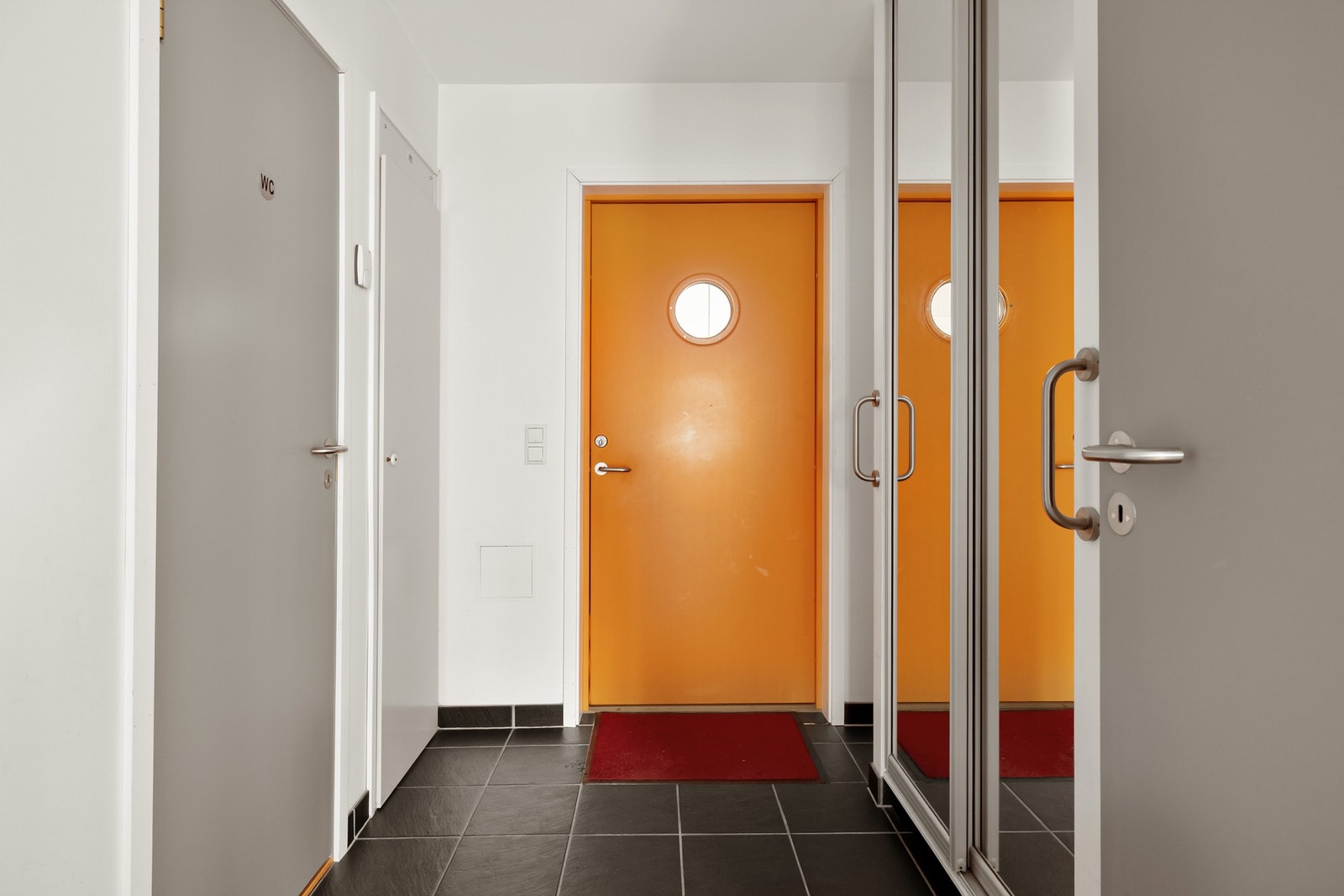 Velkommen inn! I entréen er det garderobe med speilfront, samt et praktisk plassert wc for gjester. Galleribilde